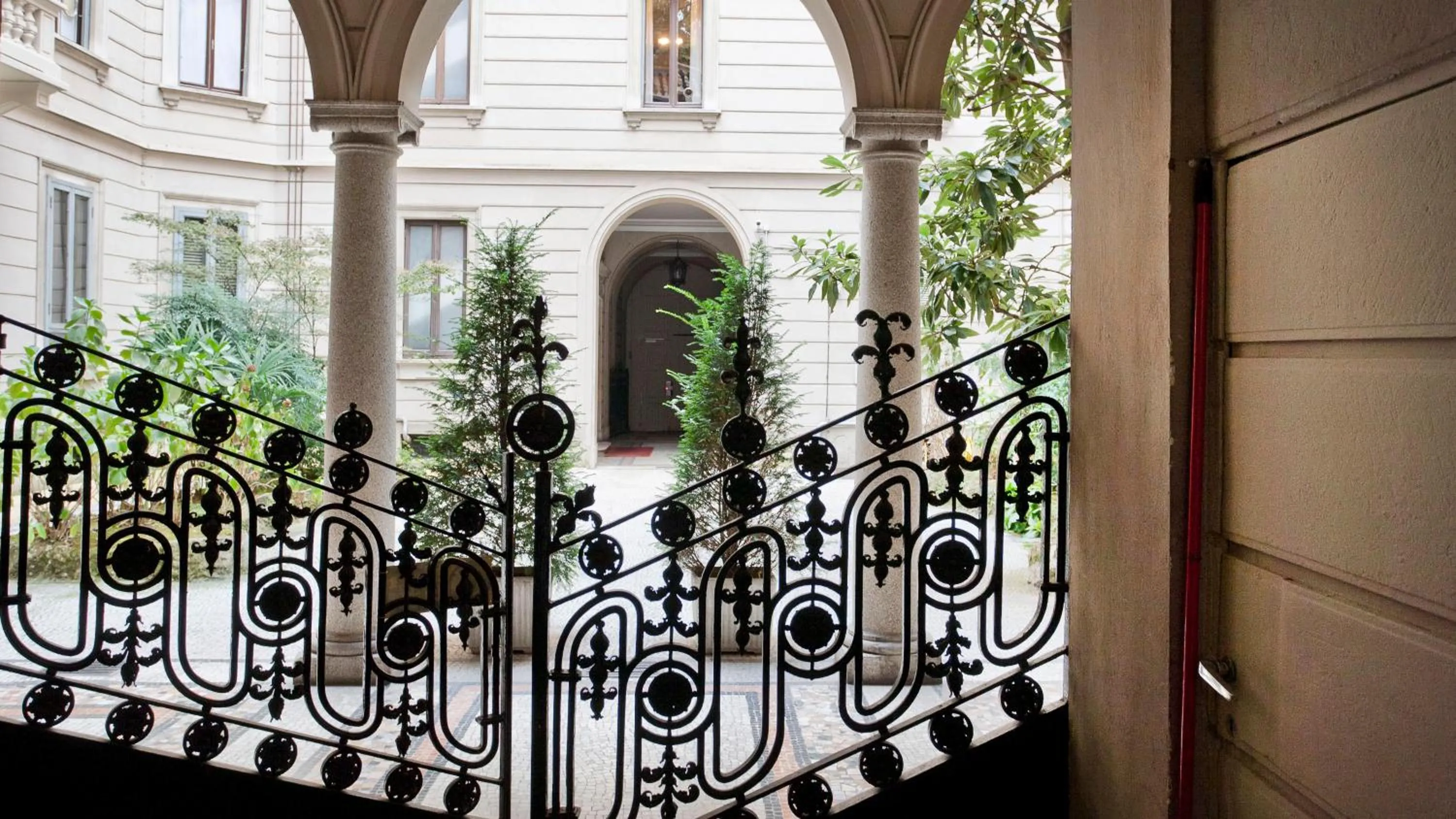 Decorative detail in Italianway - Vincenzo Monti 52