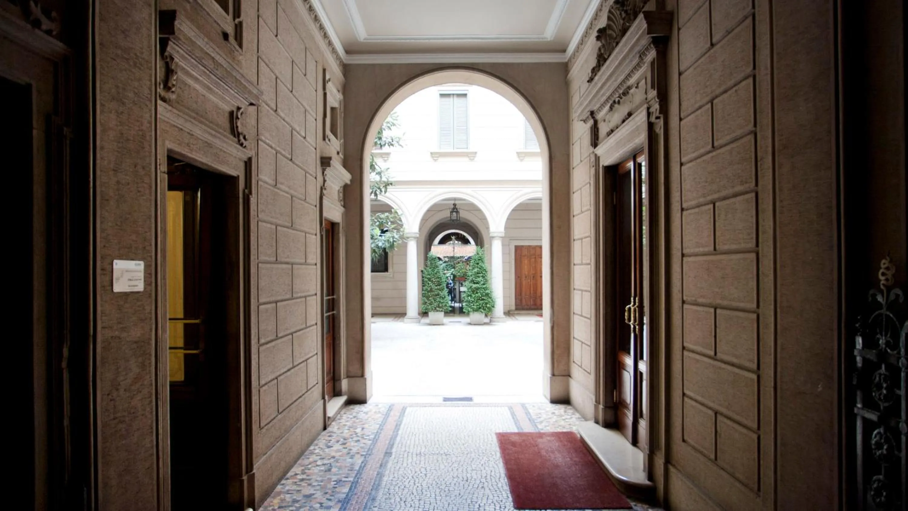 Facade/entrance in Italianway - Vincenzo Monti 52