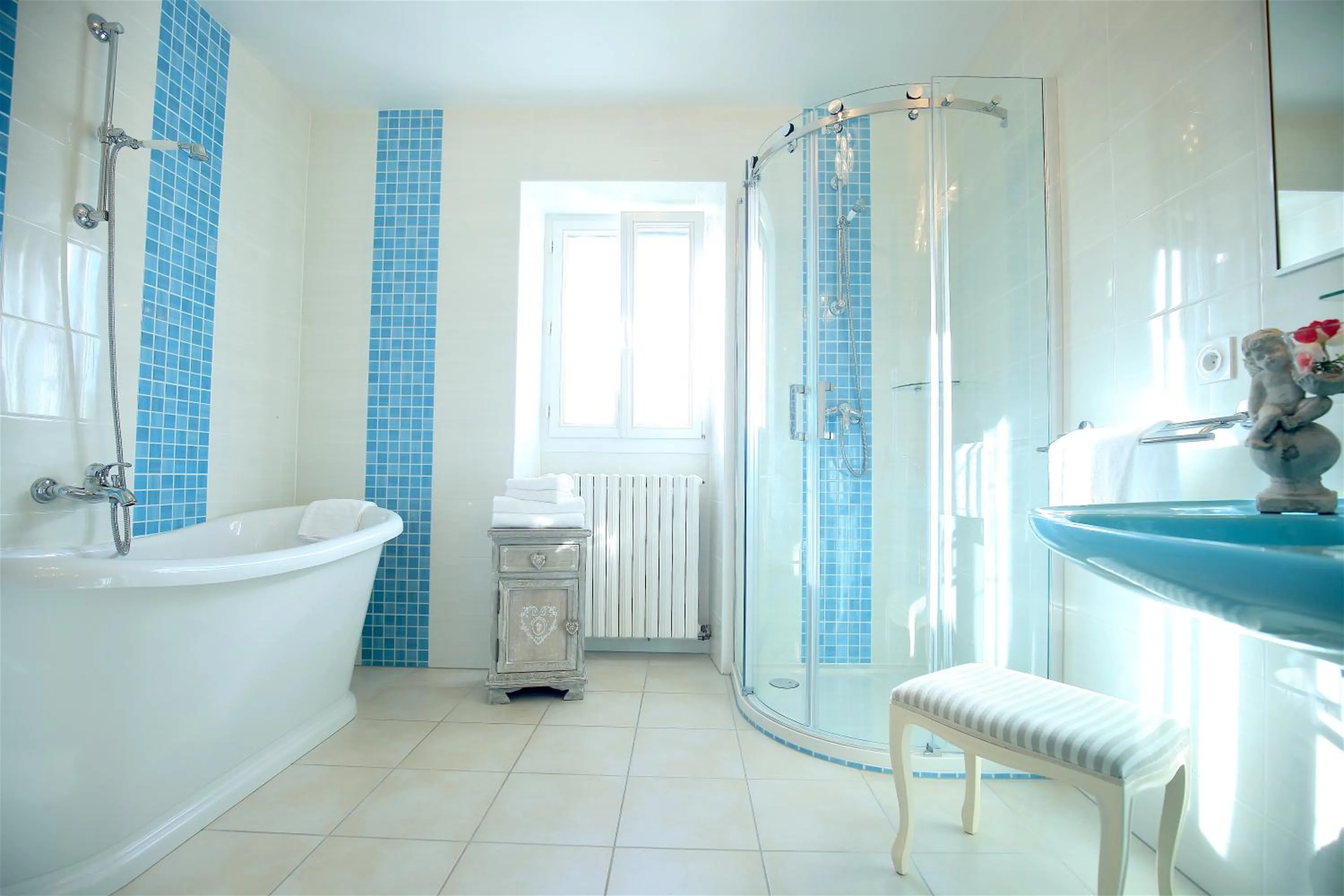 Shower in Hotel de la Pagézie