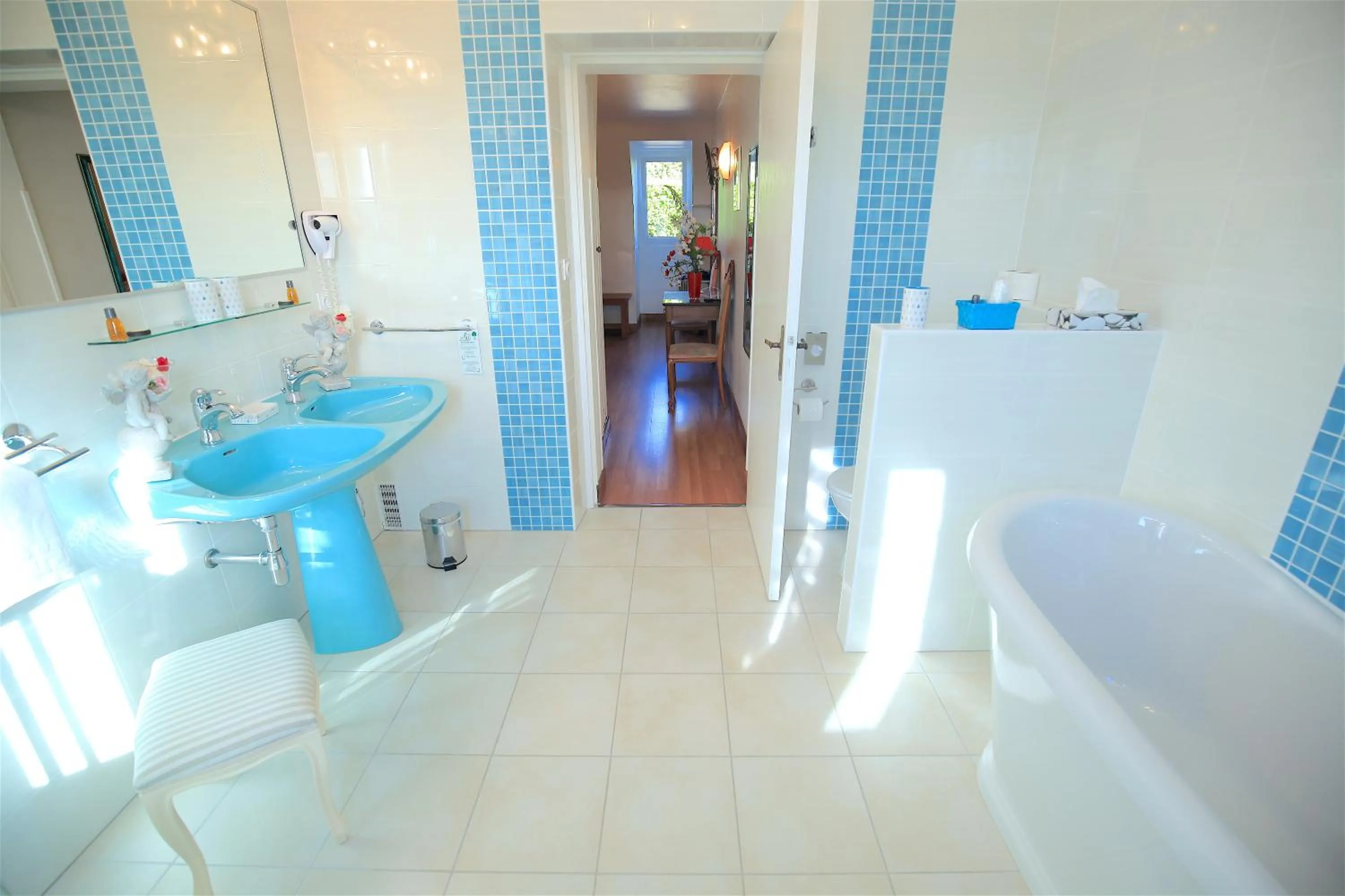 Shower in Hotel de la Pagézie