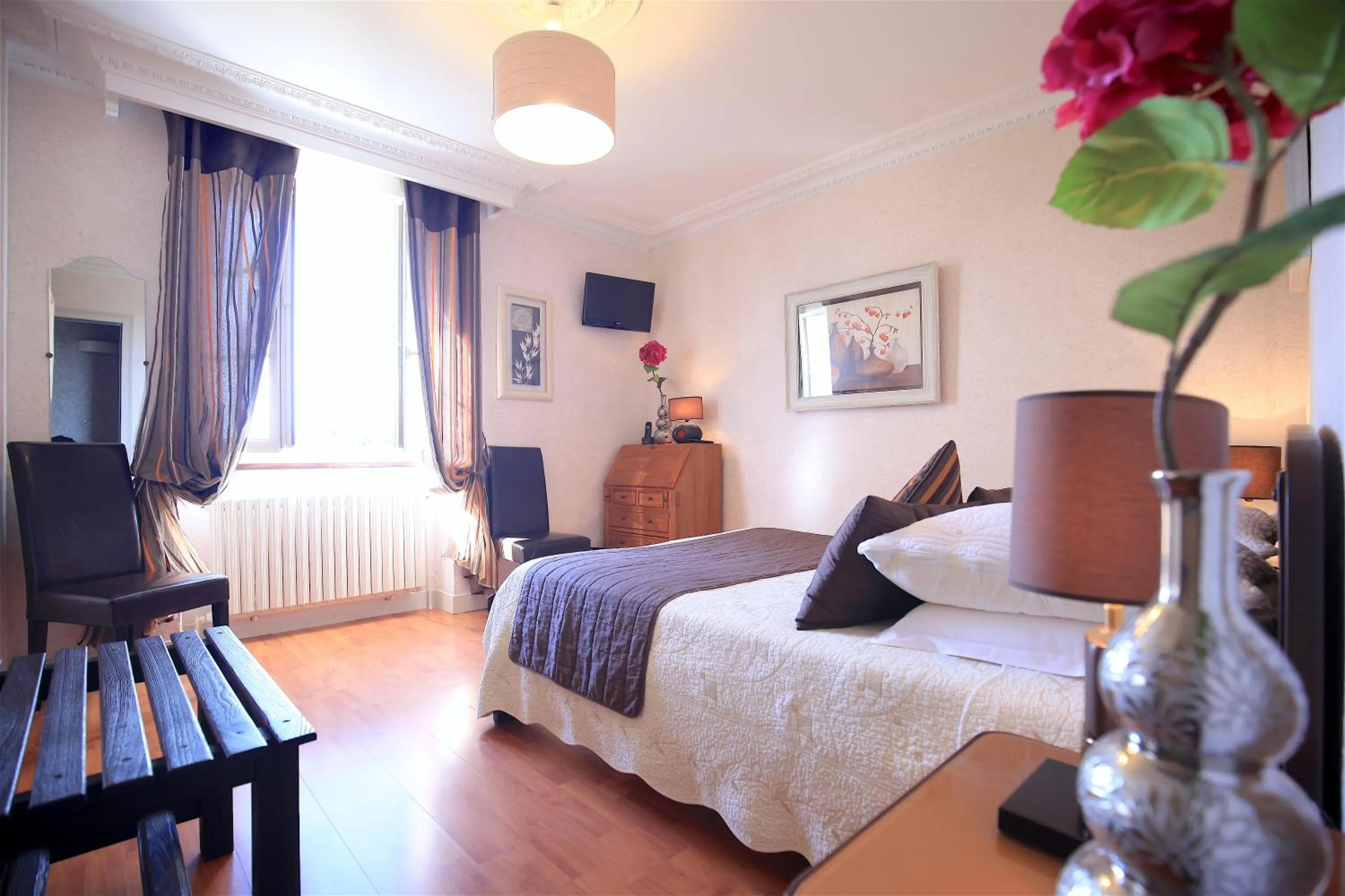 Shower in Hotel de la Pagézie