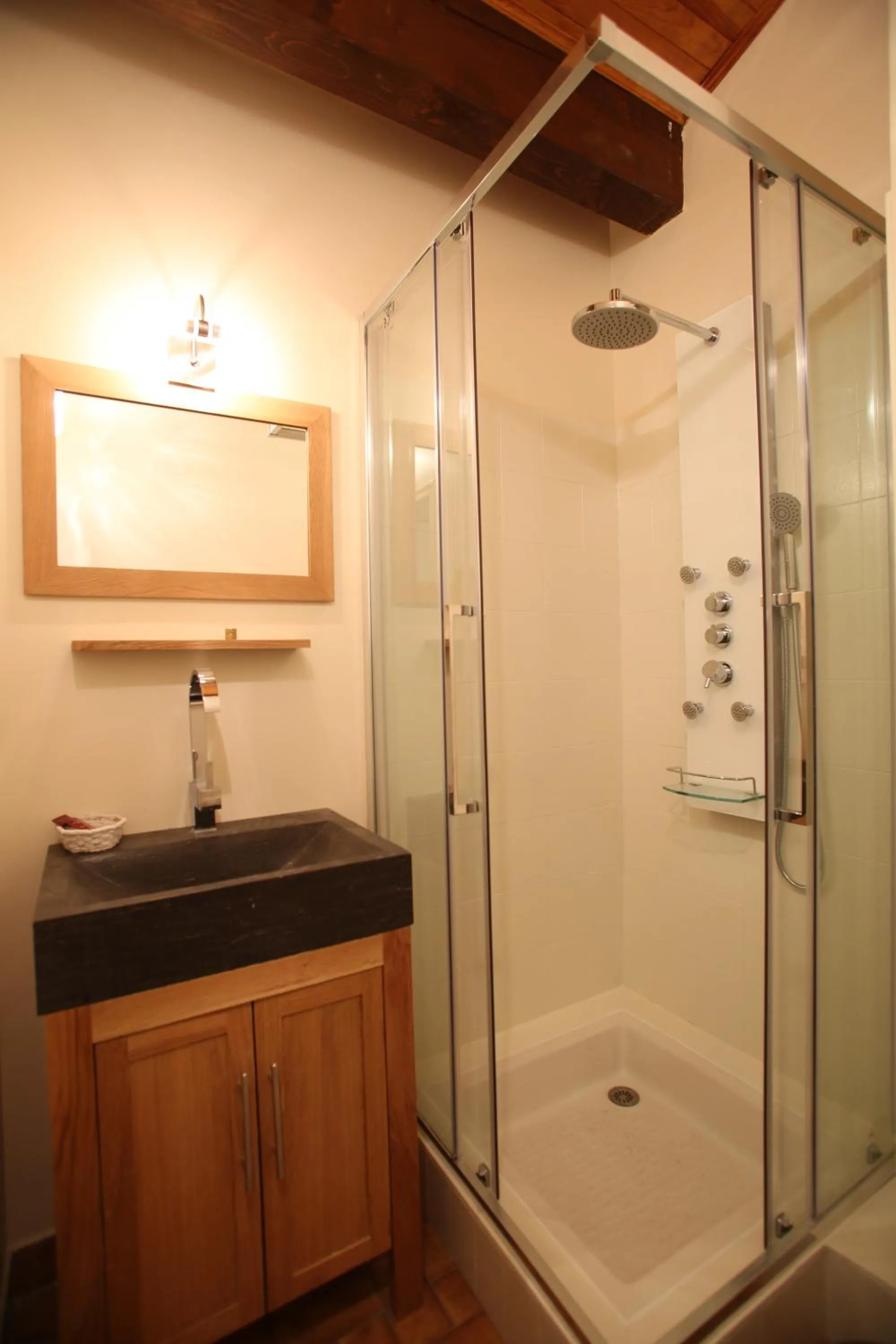 Shower in Hôtel Le Christania