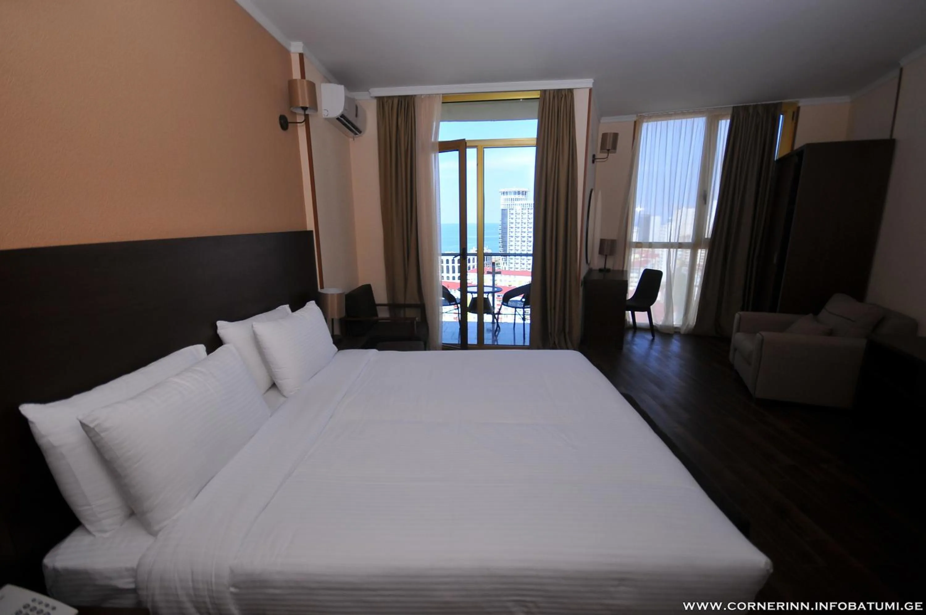 Seating area, Bed in Hotel Corner Inn