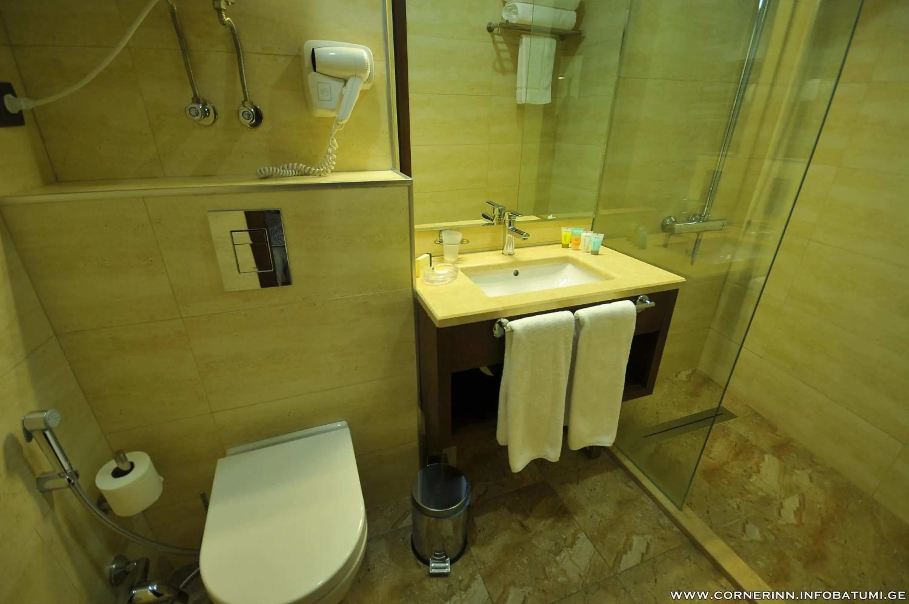 Shower in Hotel Corner Inn