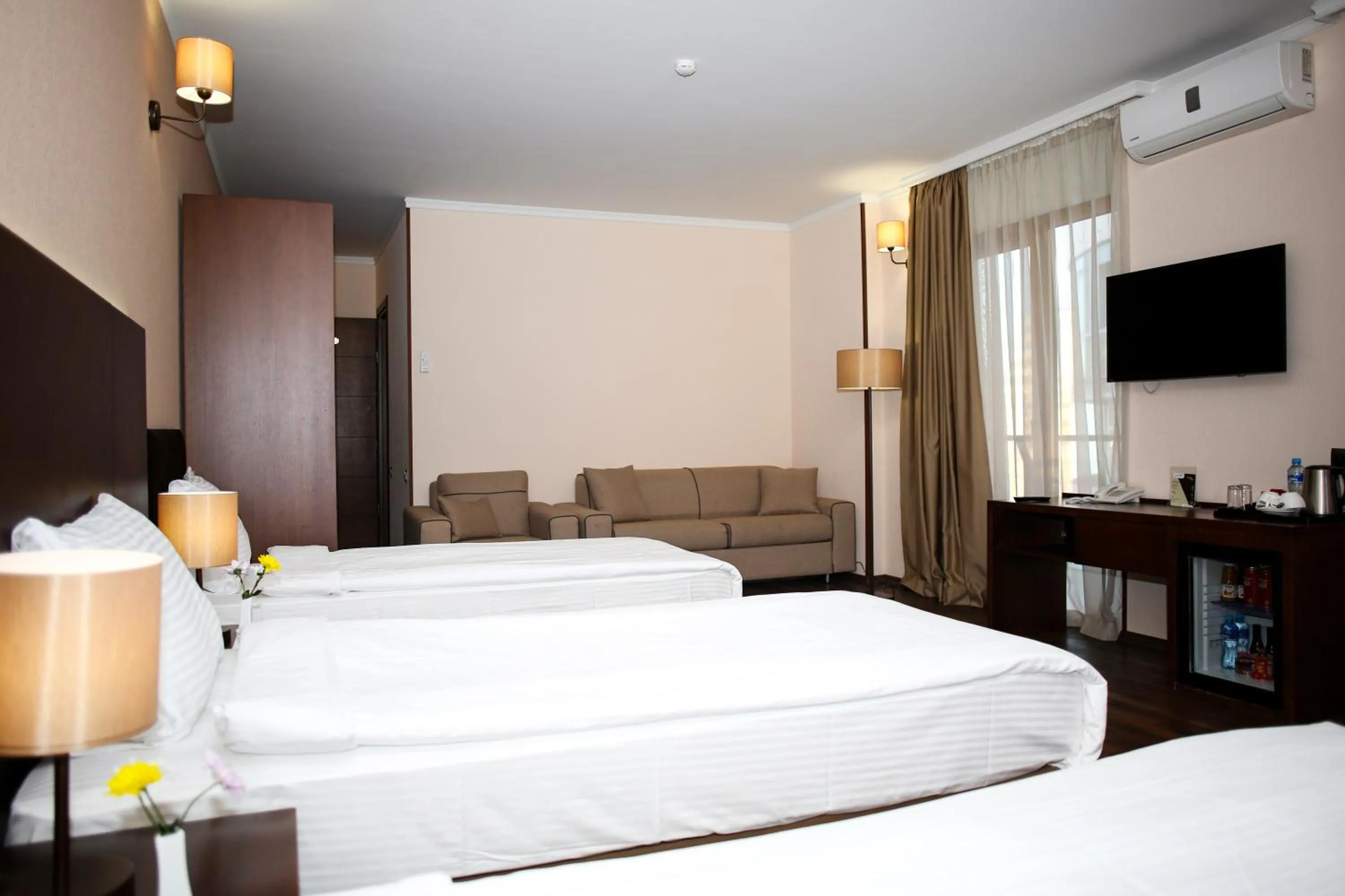 Communal lounge/ TV room, Bed in Hotel Corner Inn