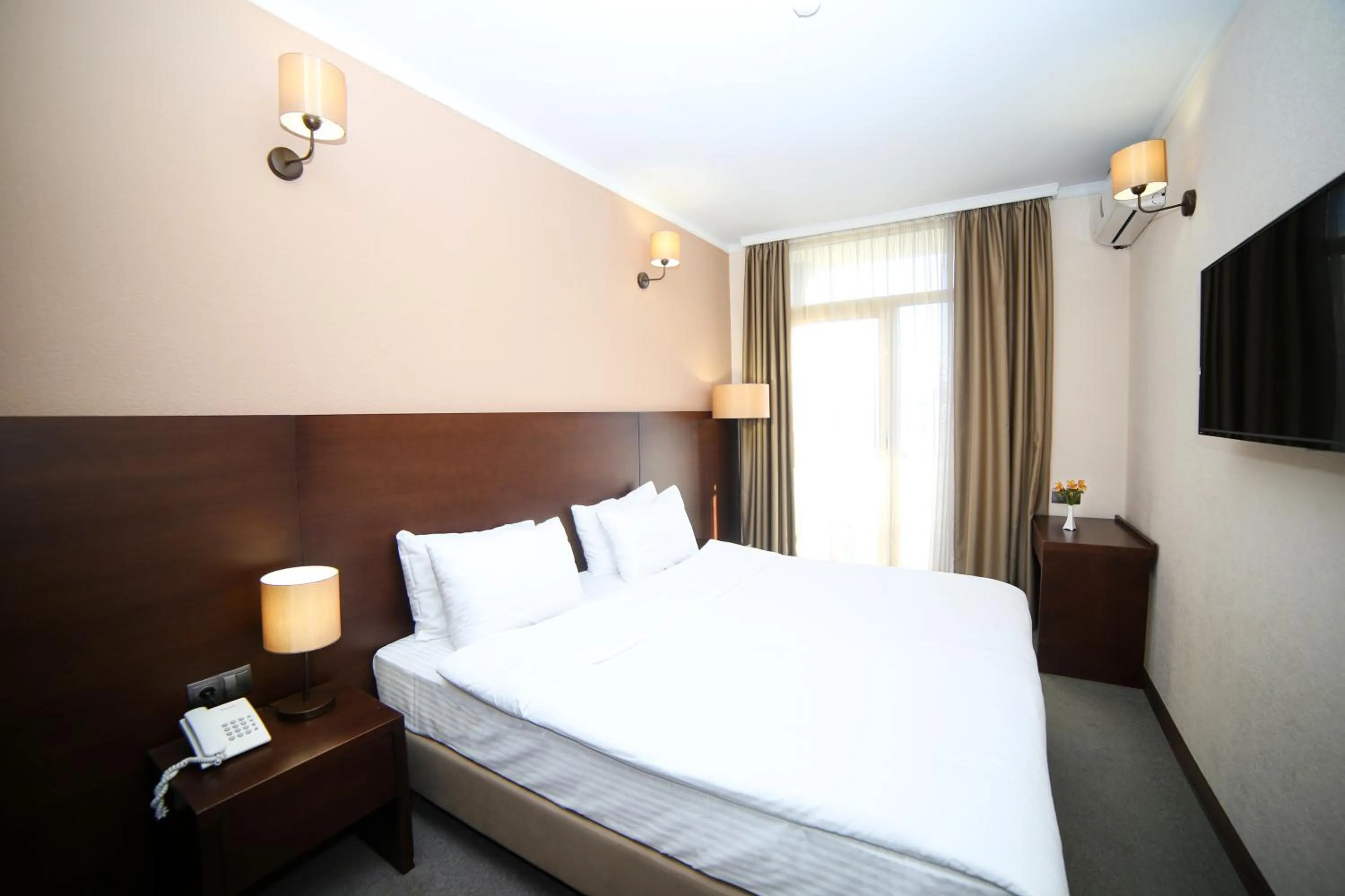 TV and multimedia, Bed in Hotel Corner Inn