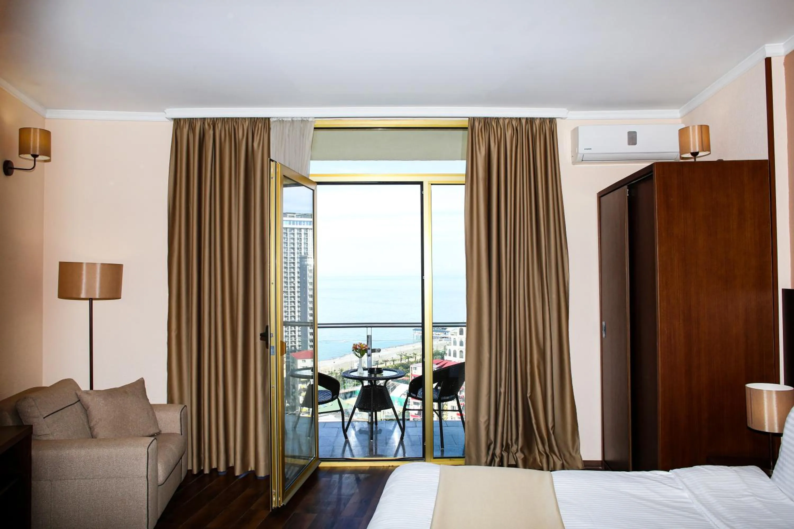 Balcony/Terrace, Bed in Hotel Corner Inn