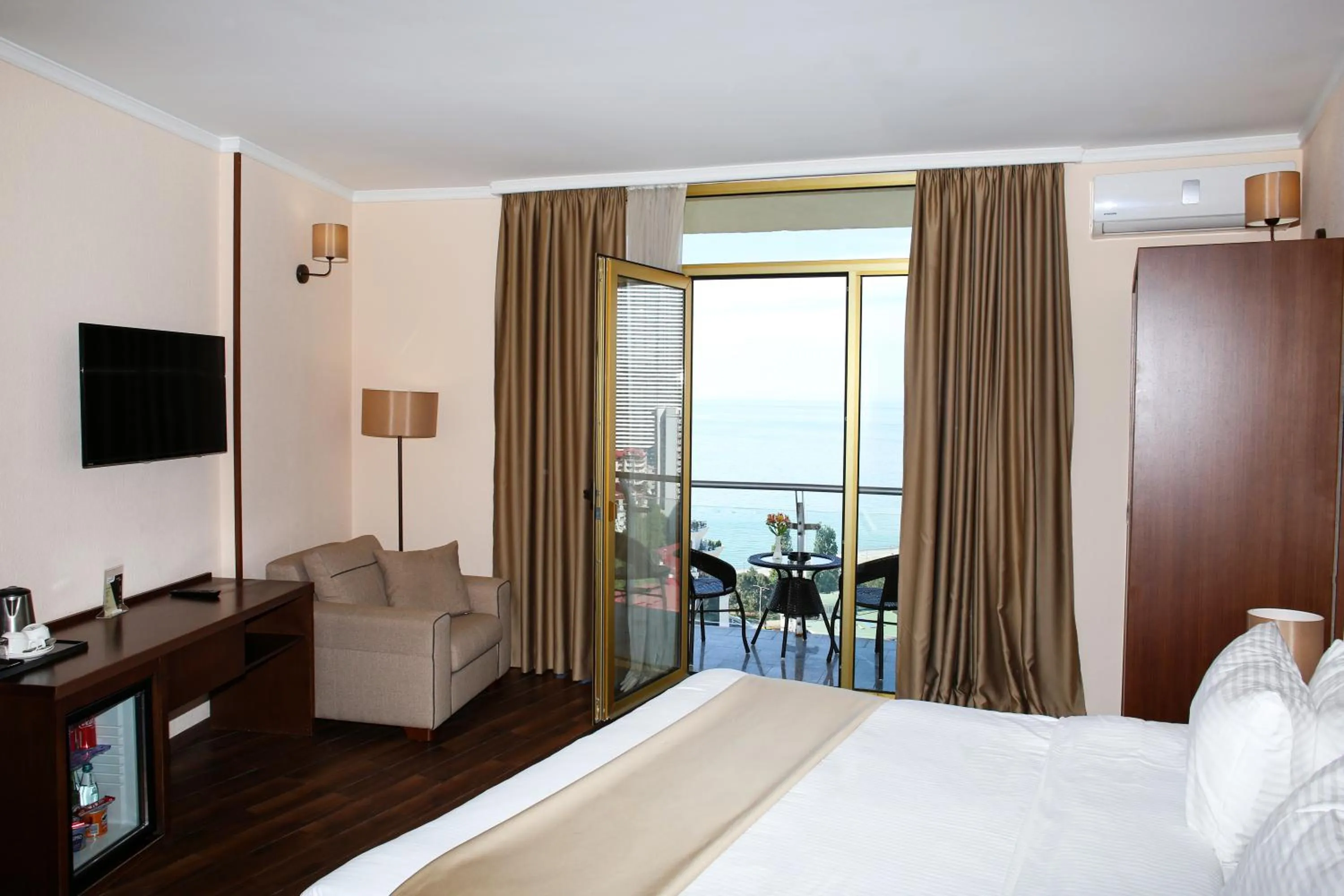 TV and multimedia, Bed in Hotel Corner Inn