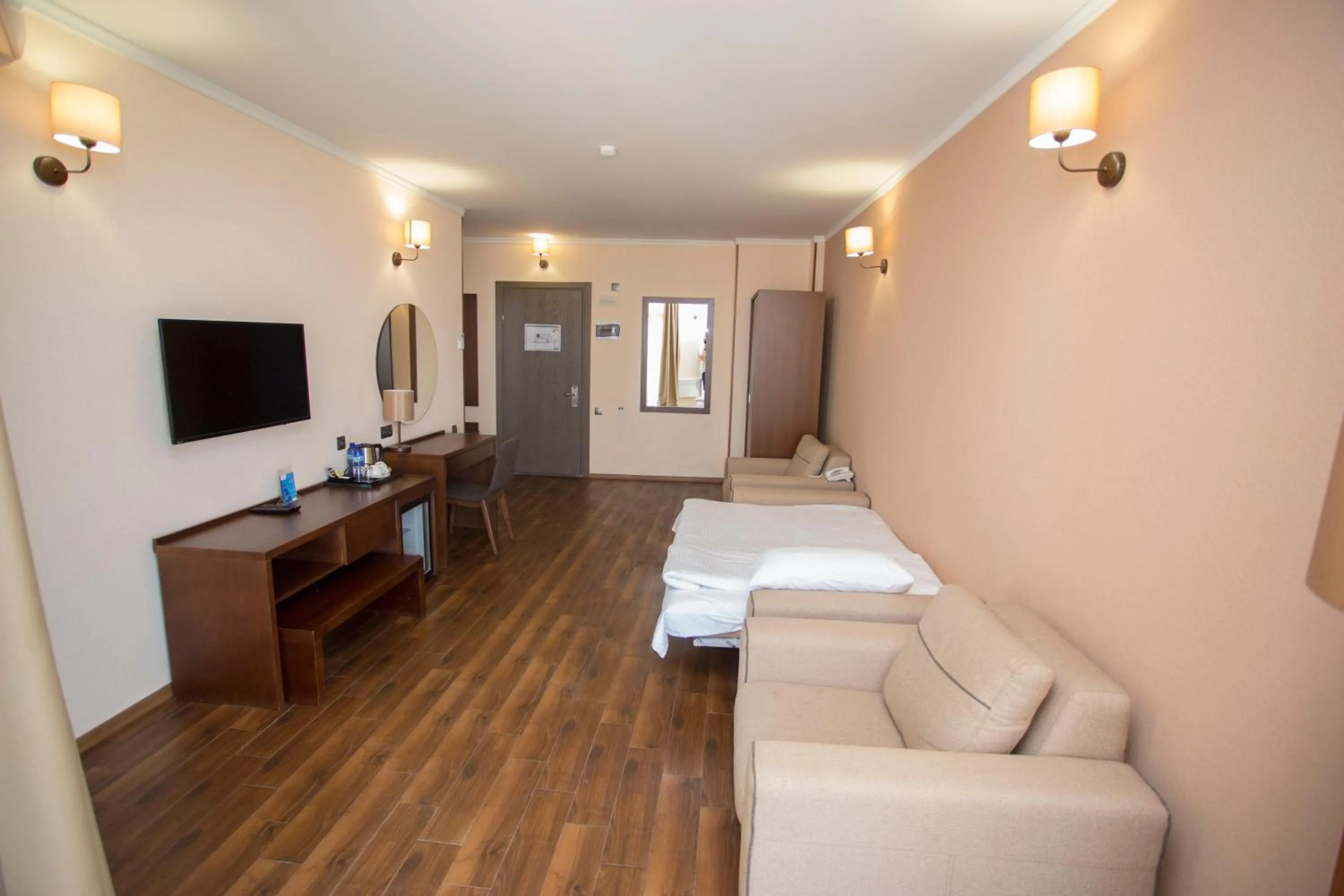 Photo of the whole room, Bed in Hotel Corner Inn