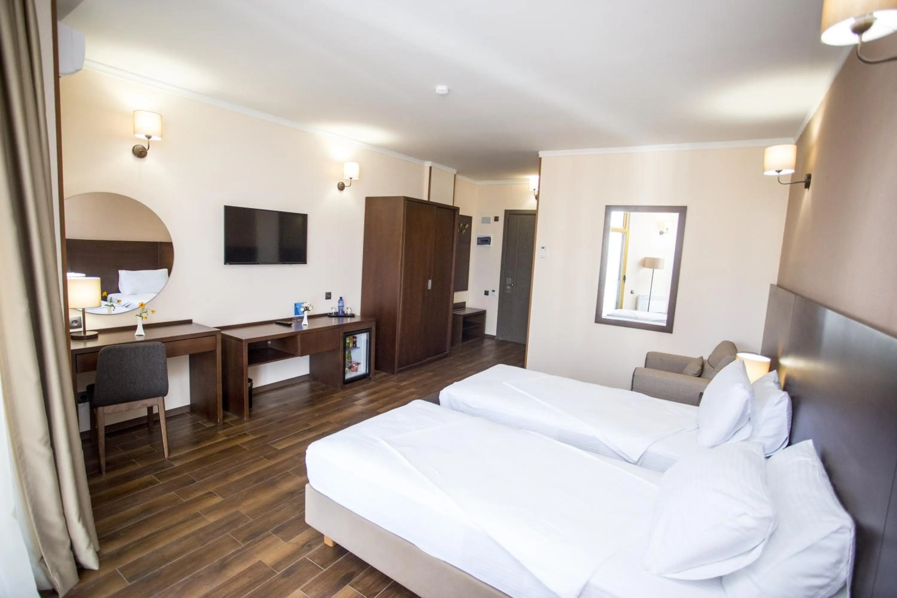 Photo of the whole room, Bed in Hotel Corner Inn