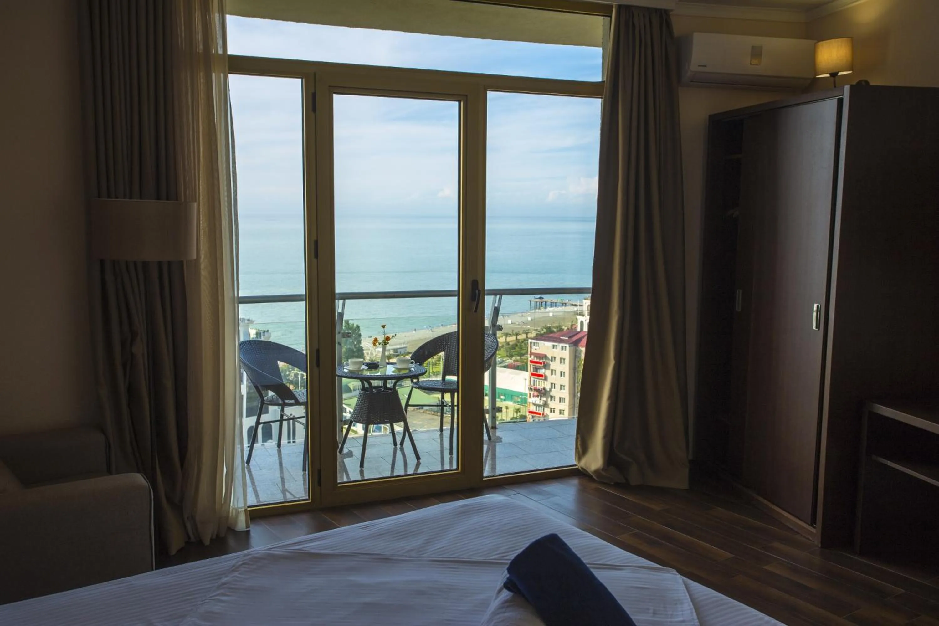 Balcony/Terrace, Bed in Hotel Corner Inn