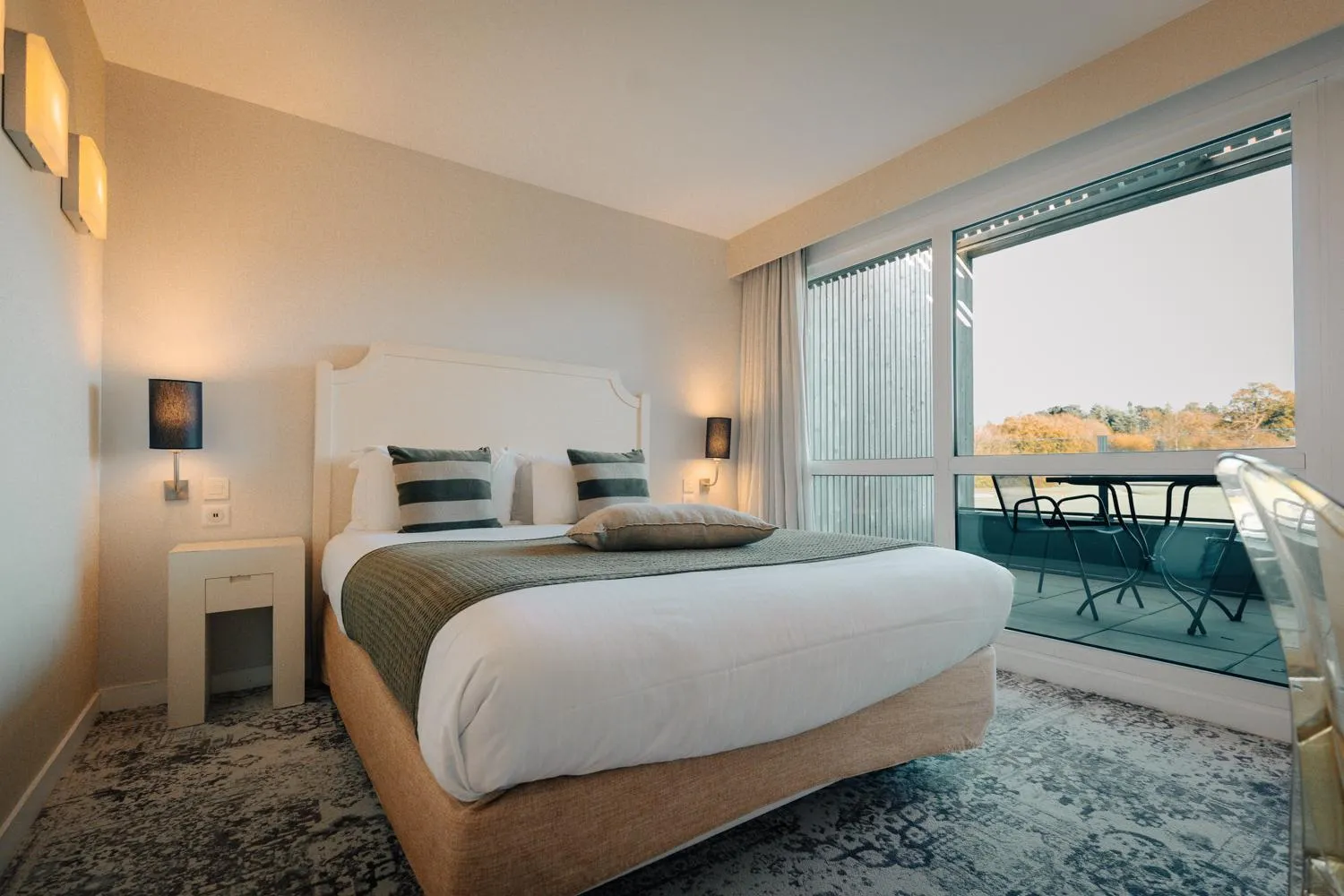 Property building, Bed in Best Western Plus Le Roi Arthur Hôtel & Spa