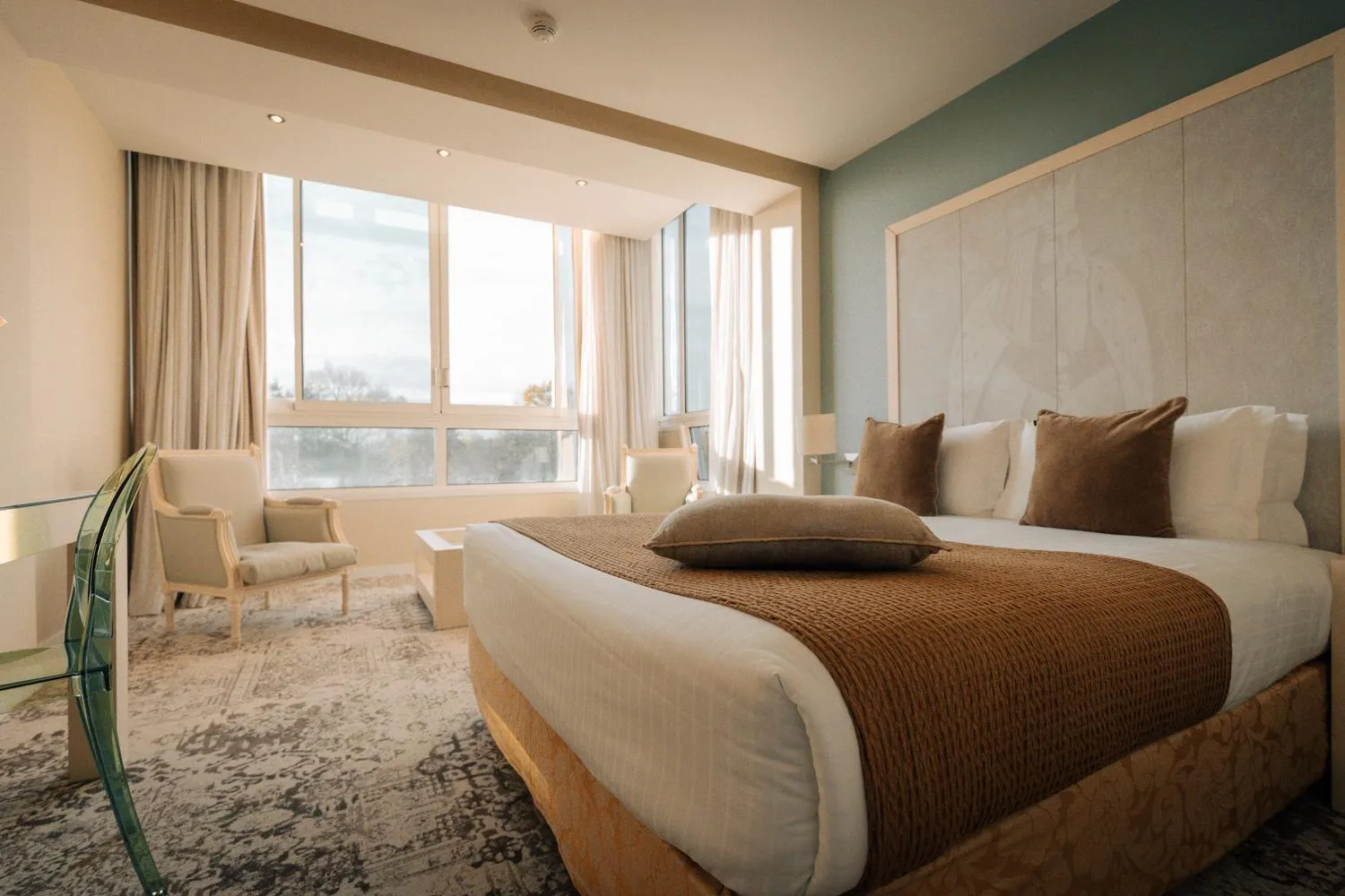 Property building, Bed in Best Western Plus Le Roi Arthur Hôtel & Spa