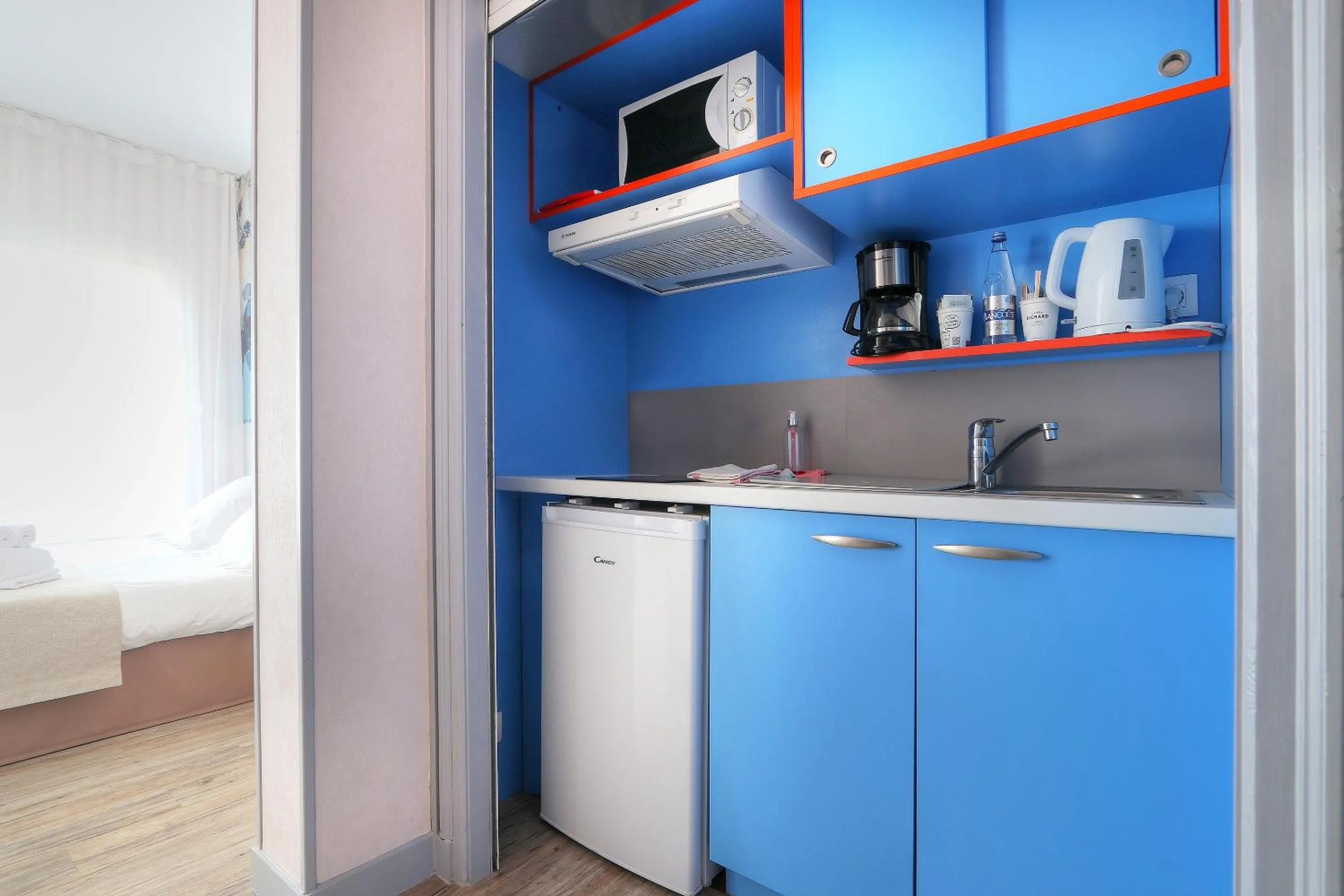 Kitchen or kitchenette in Hôtel La Petite Sirène Quiberon