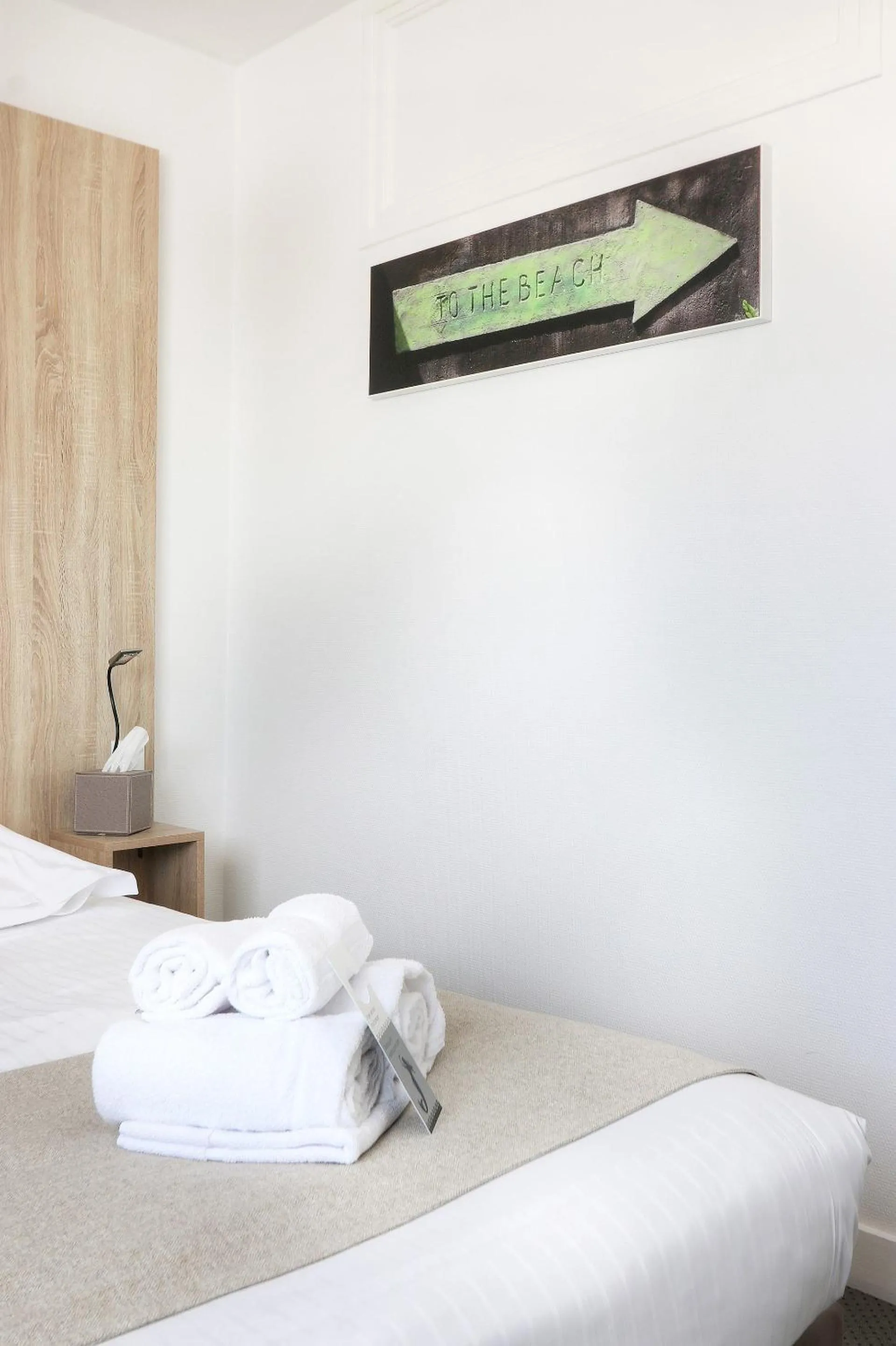towels, Bed in Hôtel La Petite Sirène Quiberon