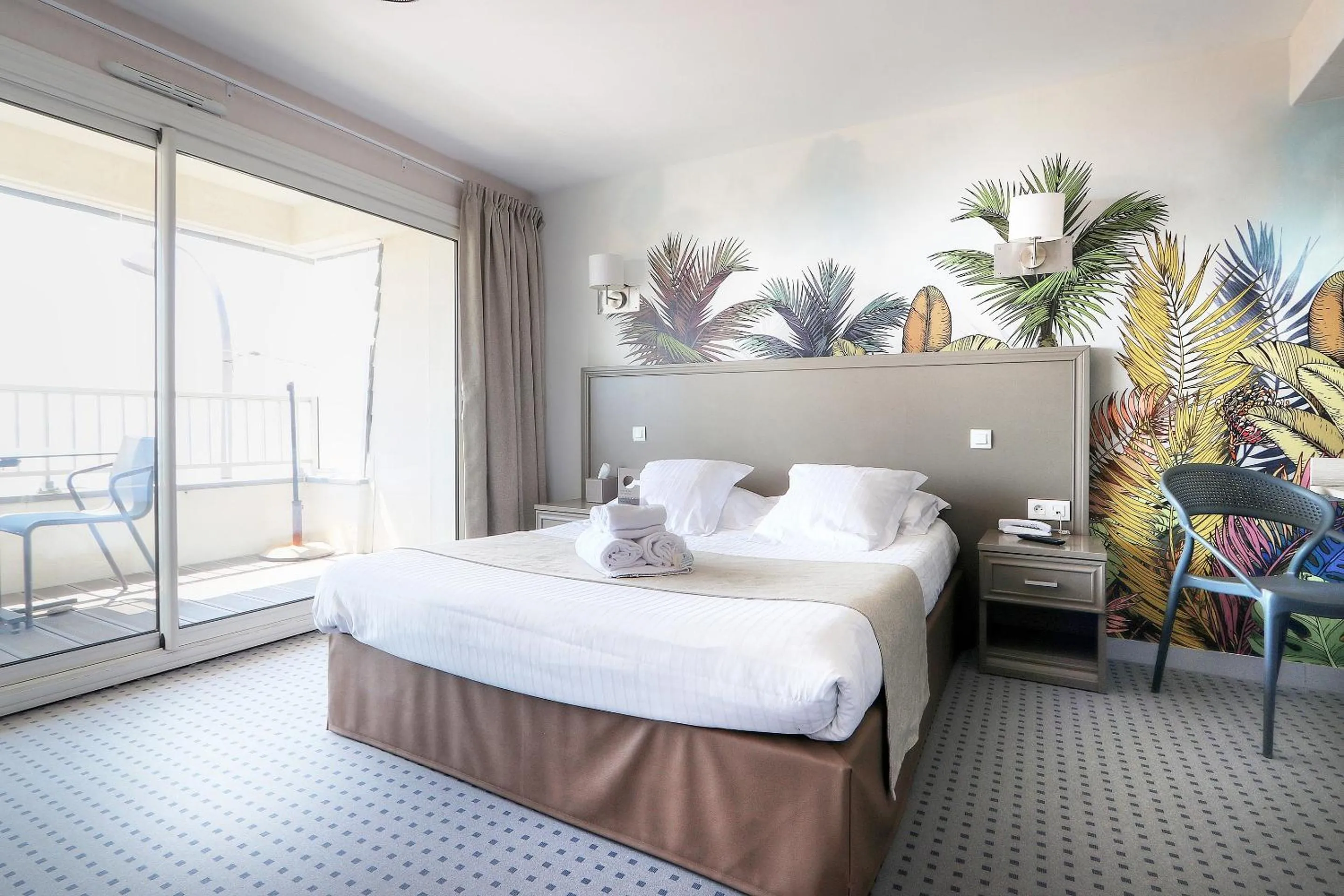 Photo of the whole room, Bed in Hôtel La Petite Sirène Quiberon