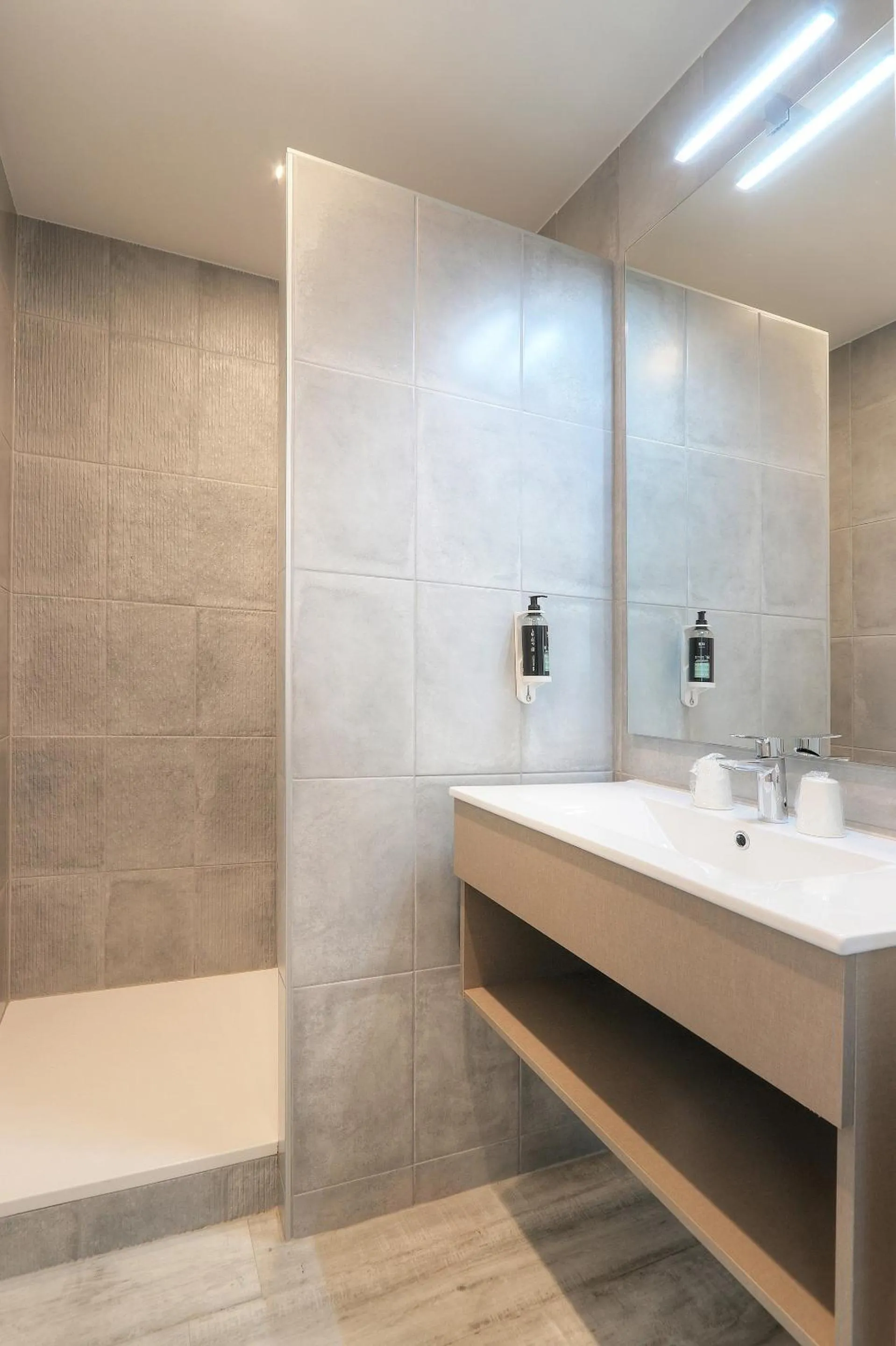 Bathroom in Hôtel La Petite Sirène Quiberon