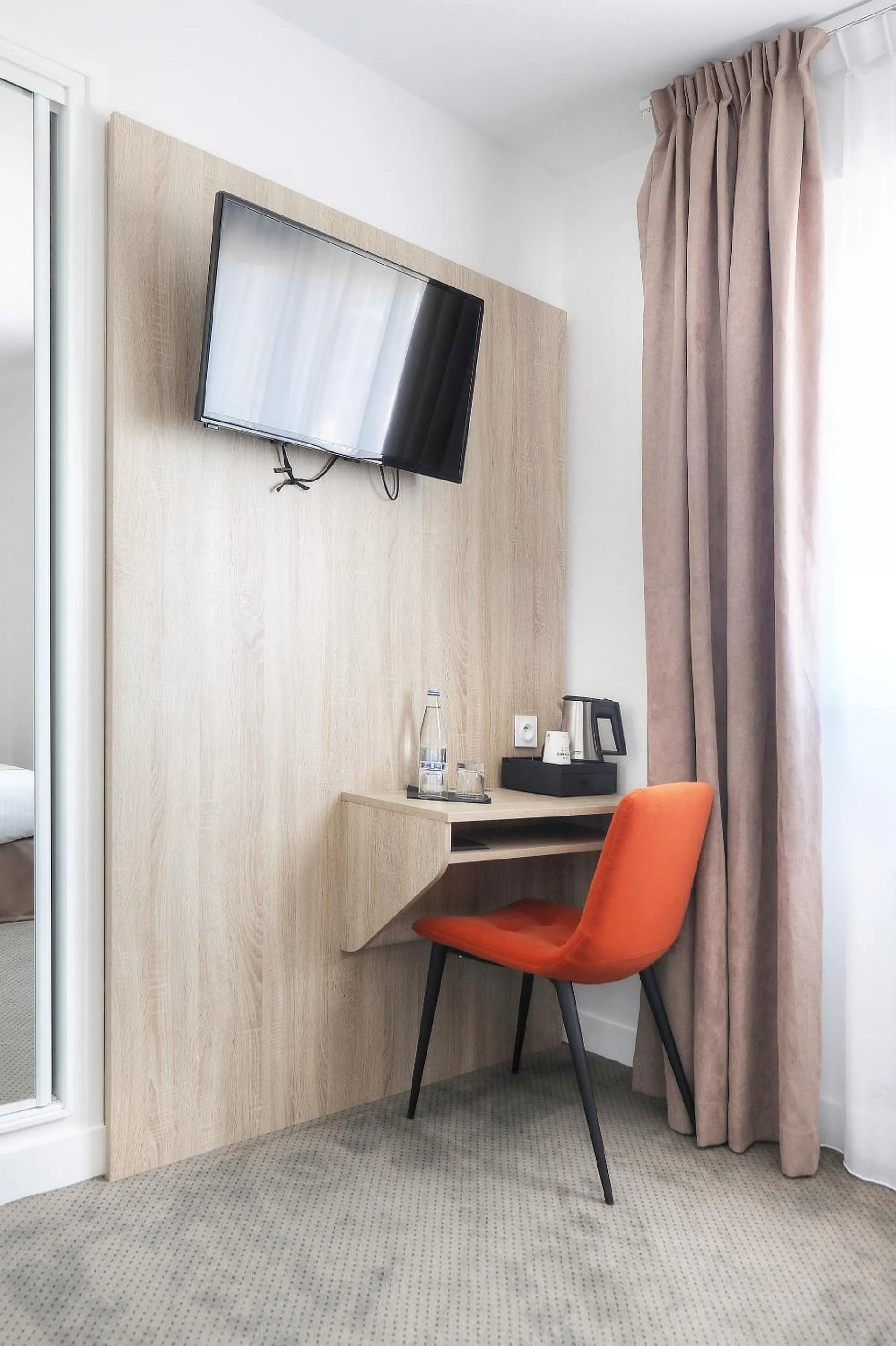 TV and multimedia in Hôtel La Petite Sirène Quiberon