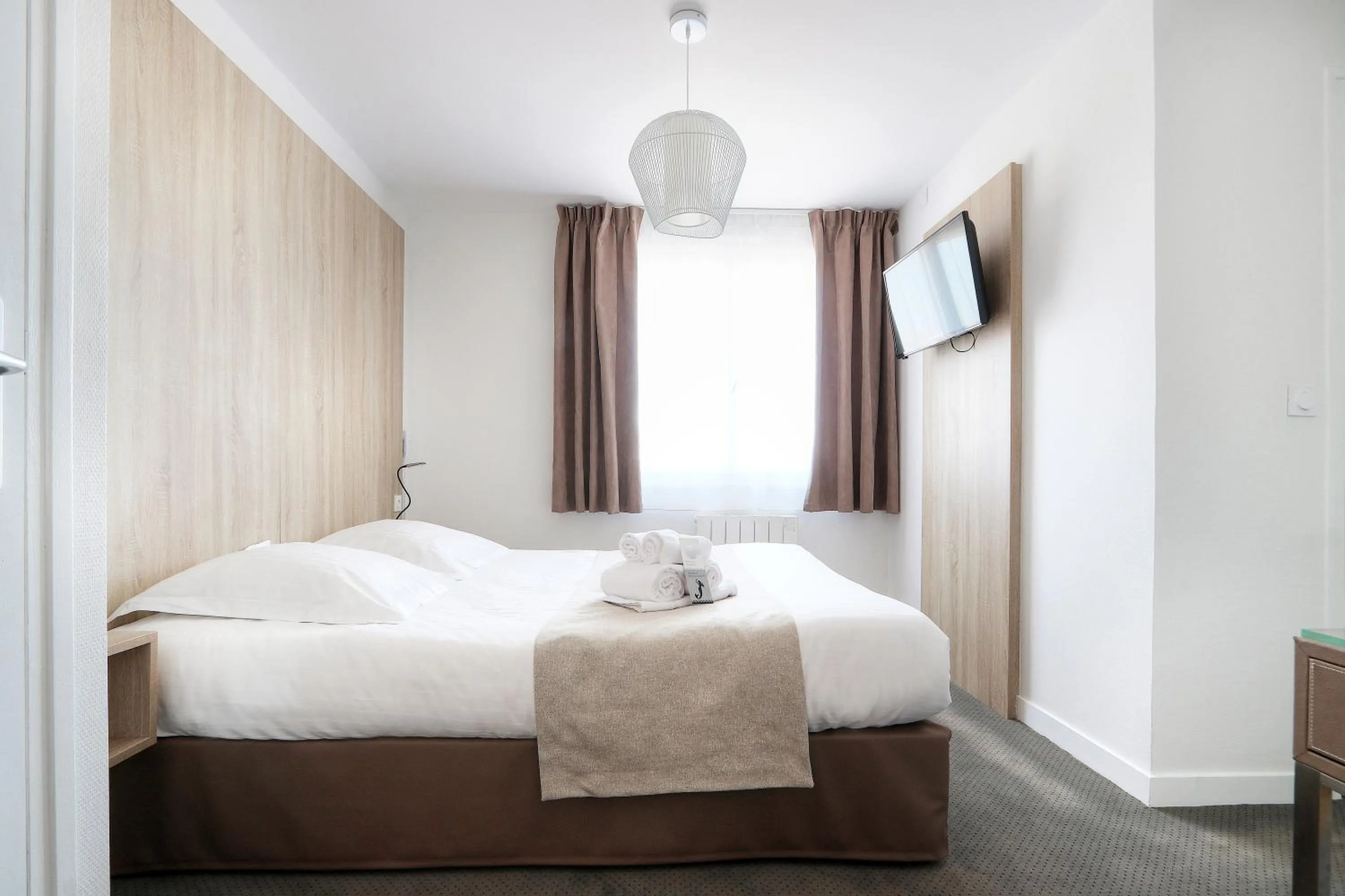 Photo of the whole room, Bed in Hôtel La Petite Sirène Quiberon