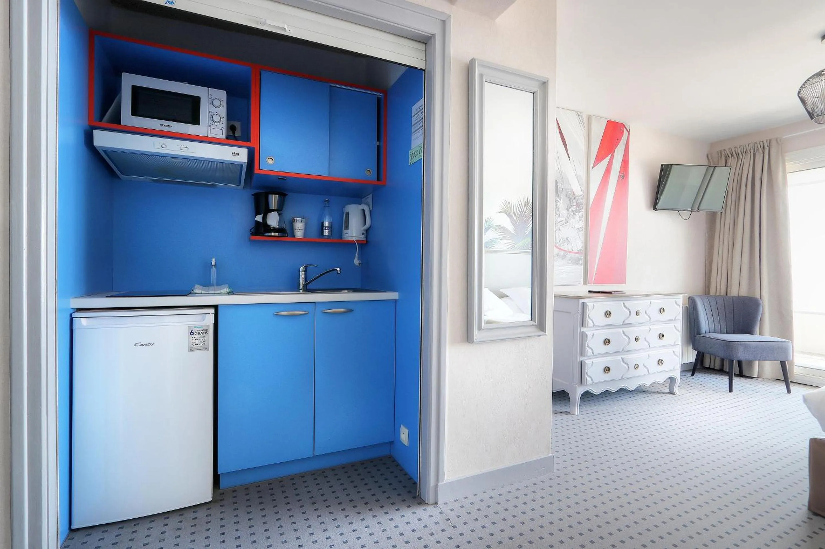 Kitchen or kitchenette in Hôtel La Petite Sirène Quiberon