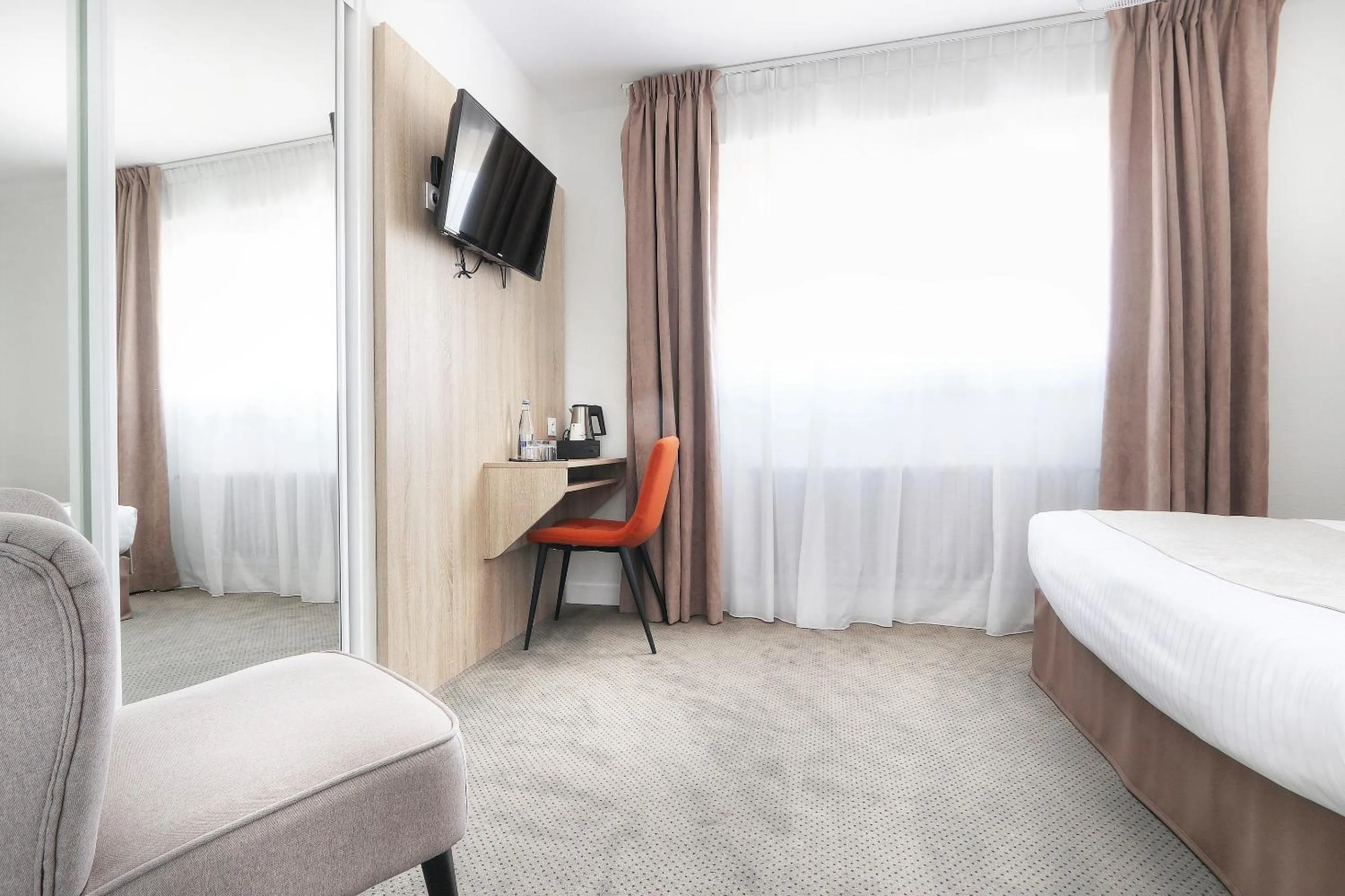 TV and multimedia, Bed in Hôtel La Petite Sirène Quiberon