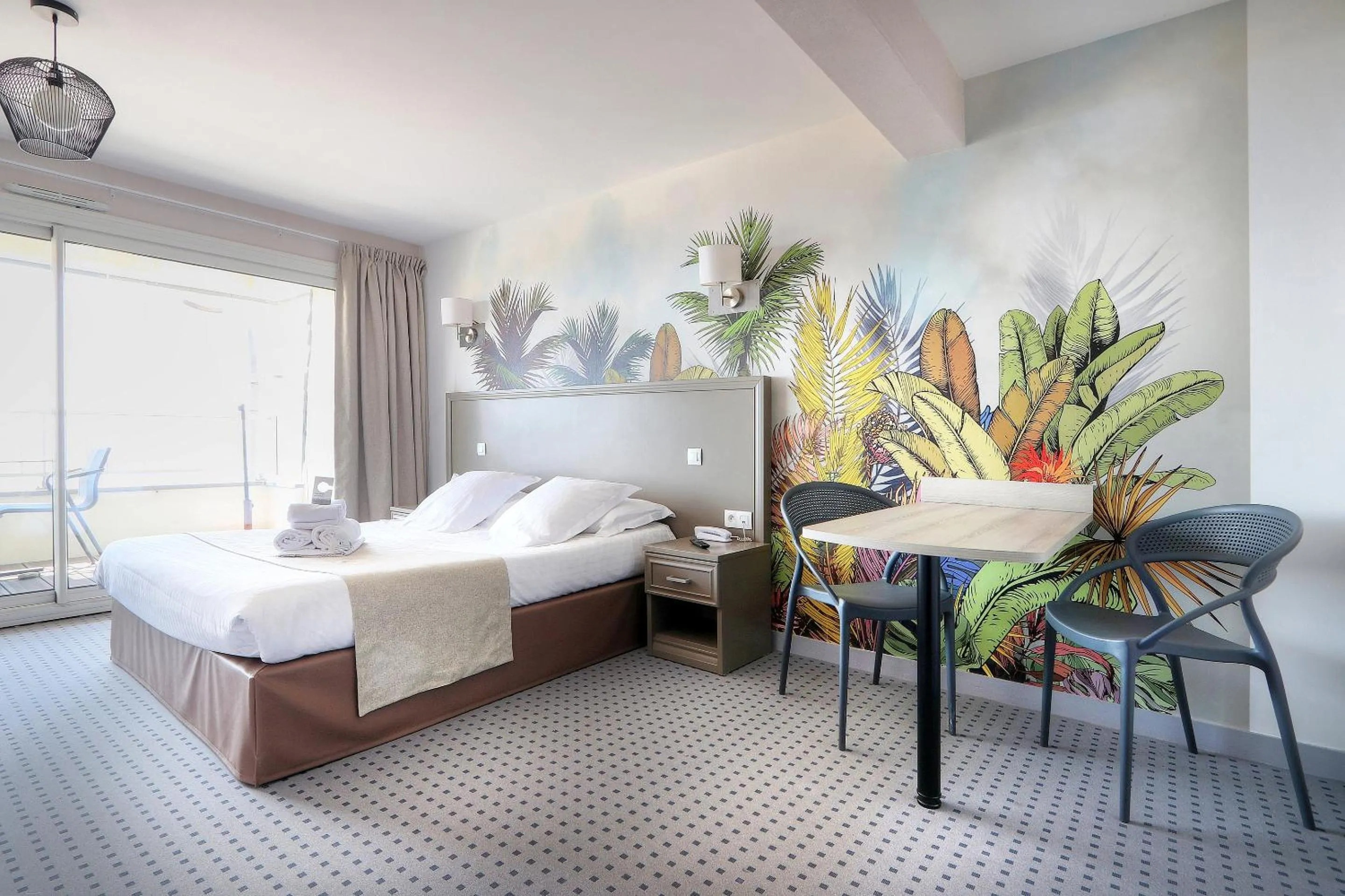 Photo of the whole room, Bed in Hôtel La Petite Sirène Quiberon