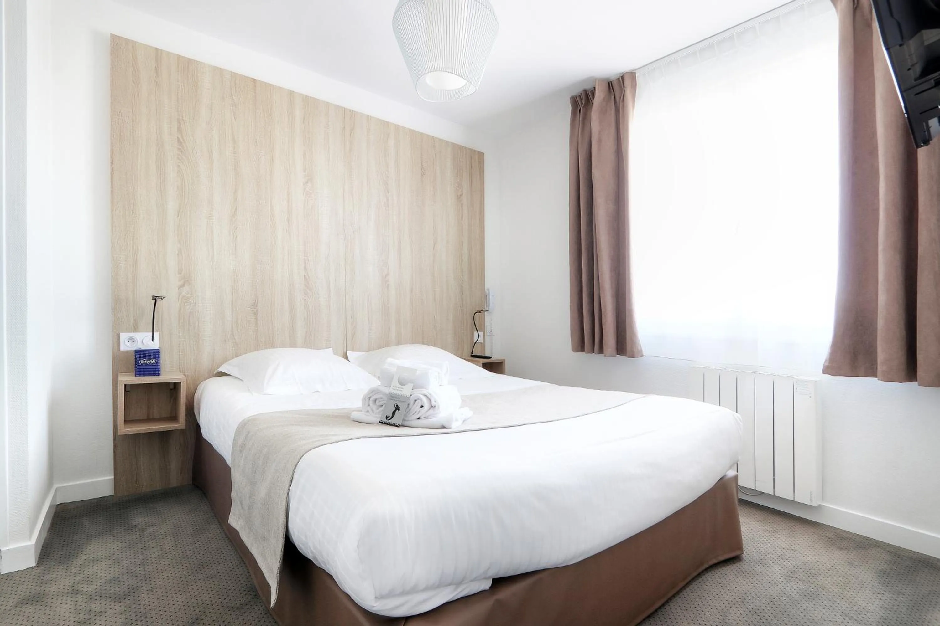 Photo of the whole room, Bed in Hôtel La Petite Sirène Quiberon