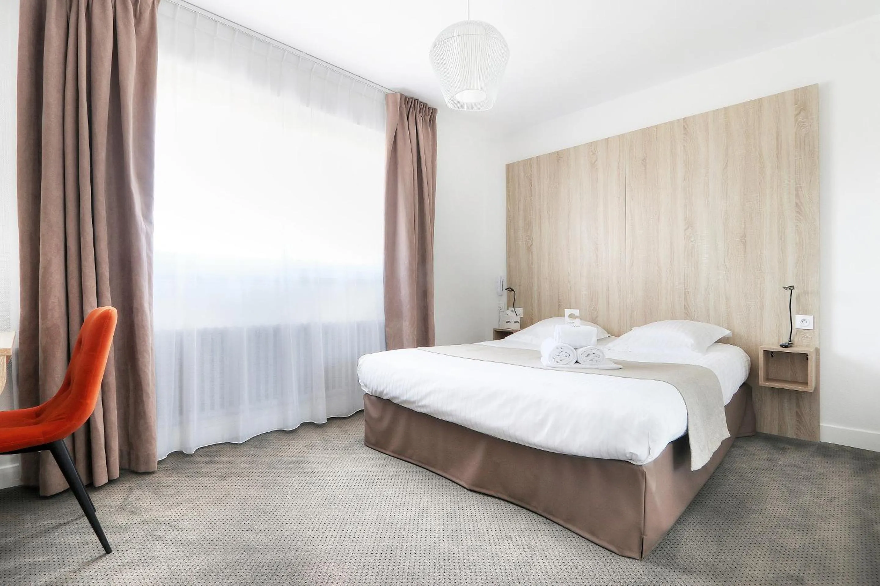 Photo of the whole room, Bed in Hôtel La Petite Sirène Quiberon