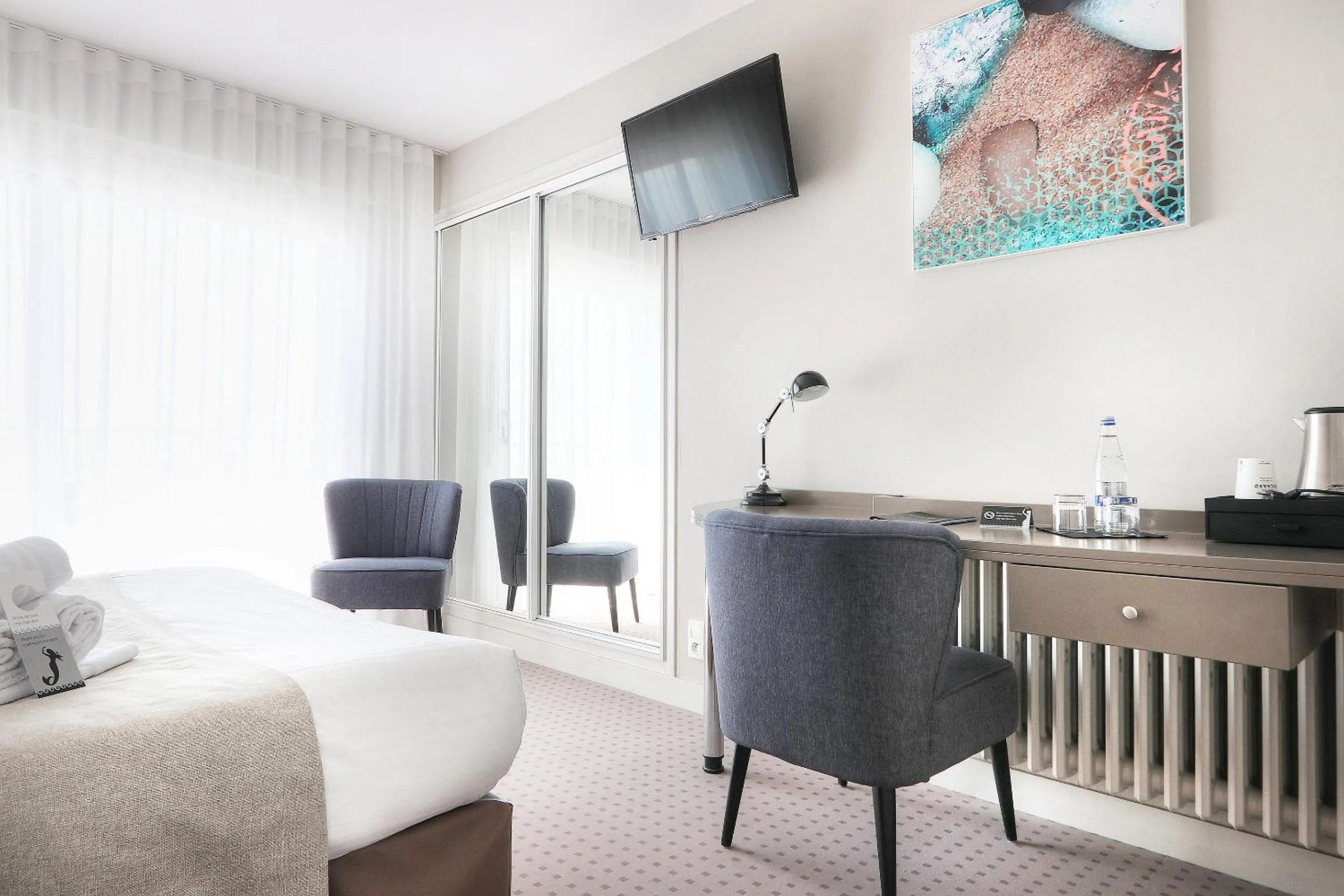TV and multimedia in Hôtel La Petite Sirène Quiberon