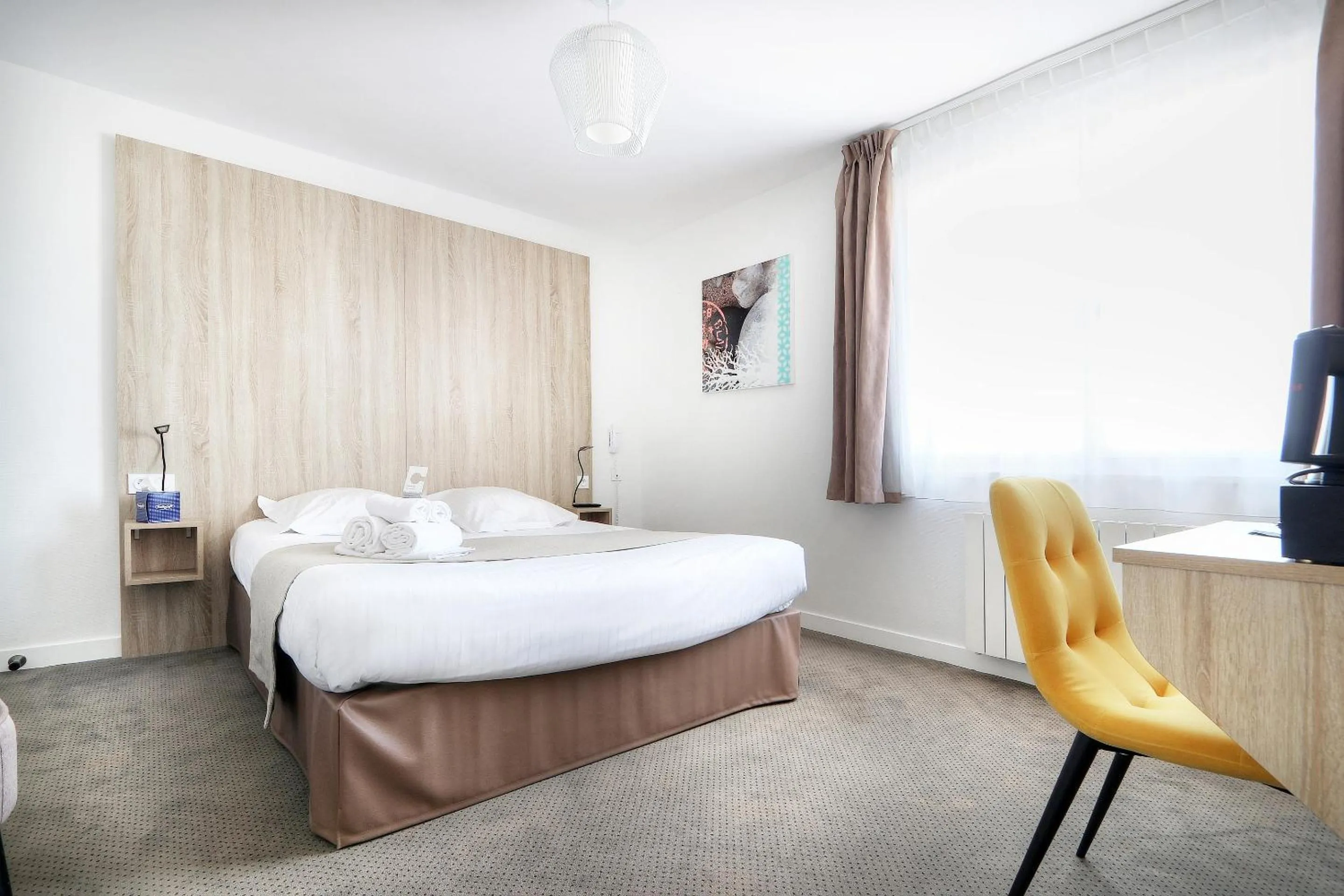 Photo of the whole room, Bed in Hôtel La Petite Sirène Quiberon