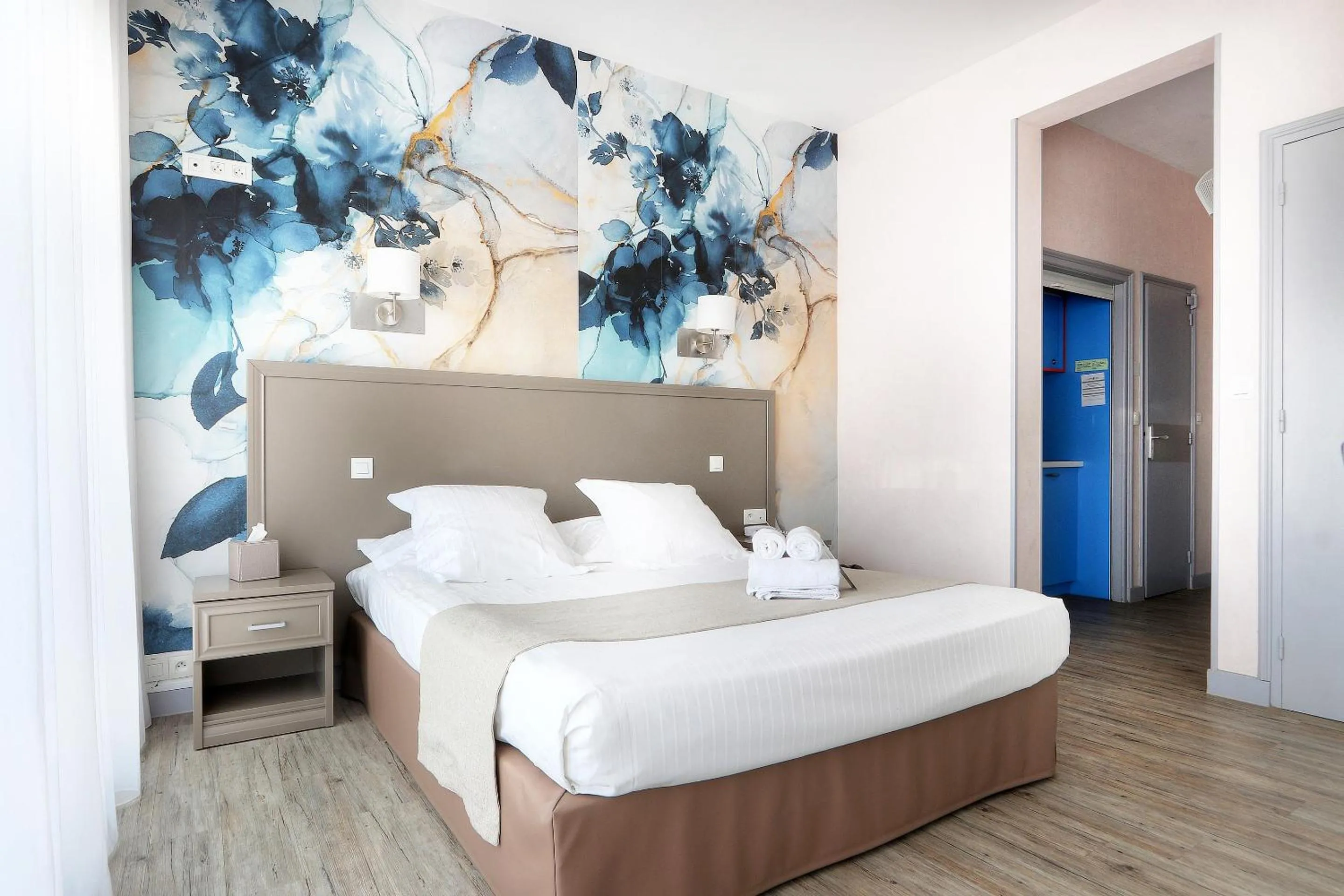 Photo of the whole room, Bed in Hôtel La Petite Sirène Quiberon