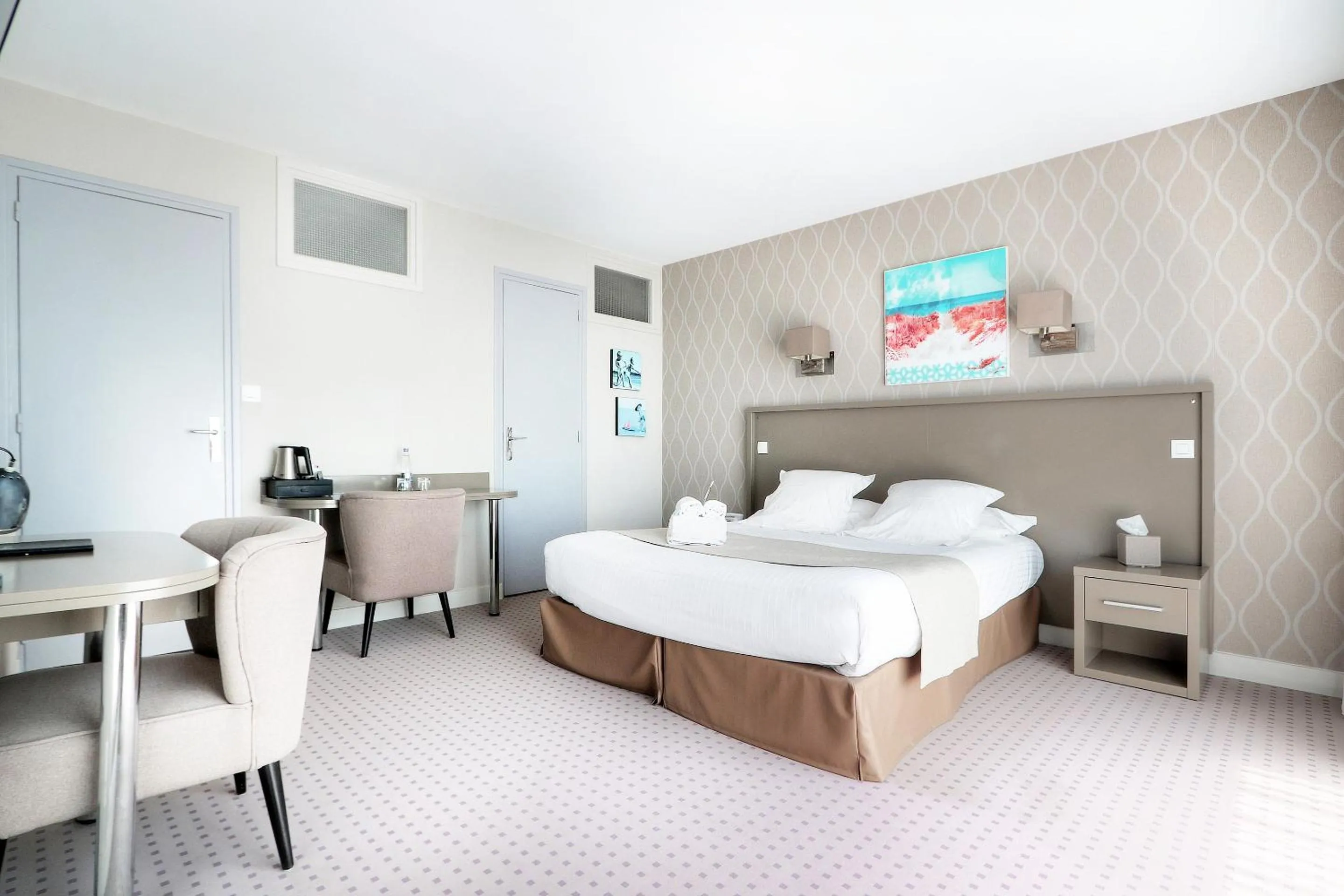 Photo of the whole room, Bed in Hôtel La Petite Sirène Quiberon
