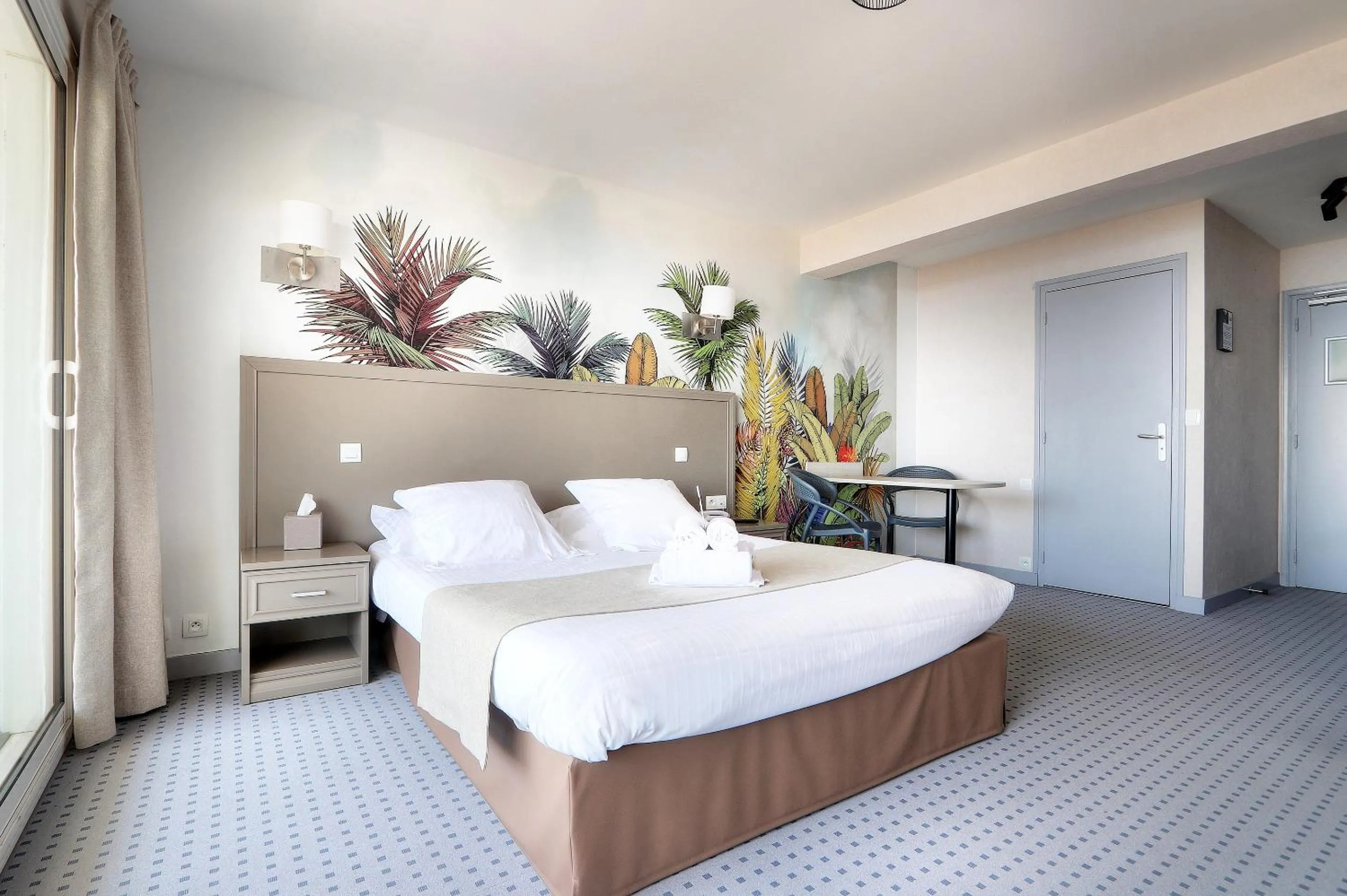 Photo of the whole room, Bed in Hôtel La Petite Sirène Quiberon