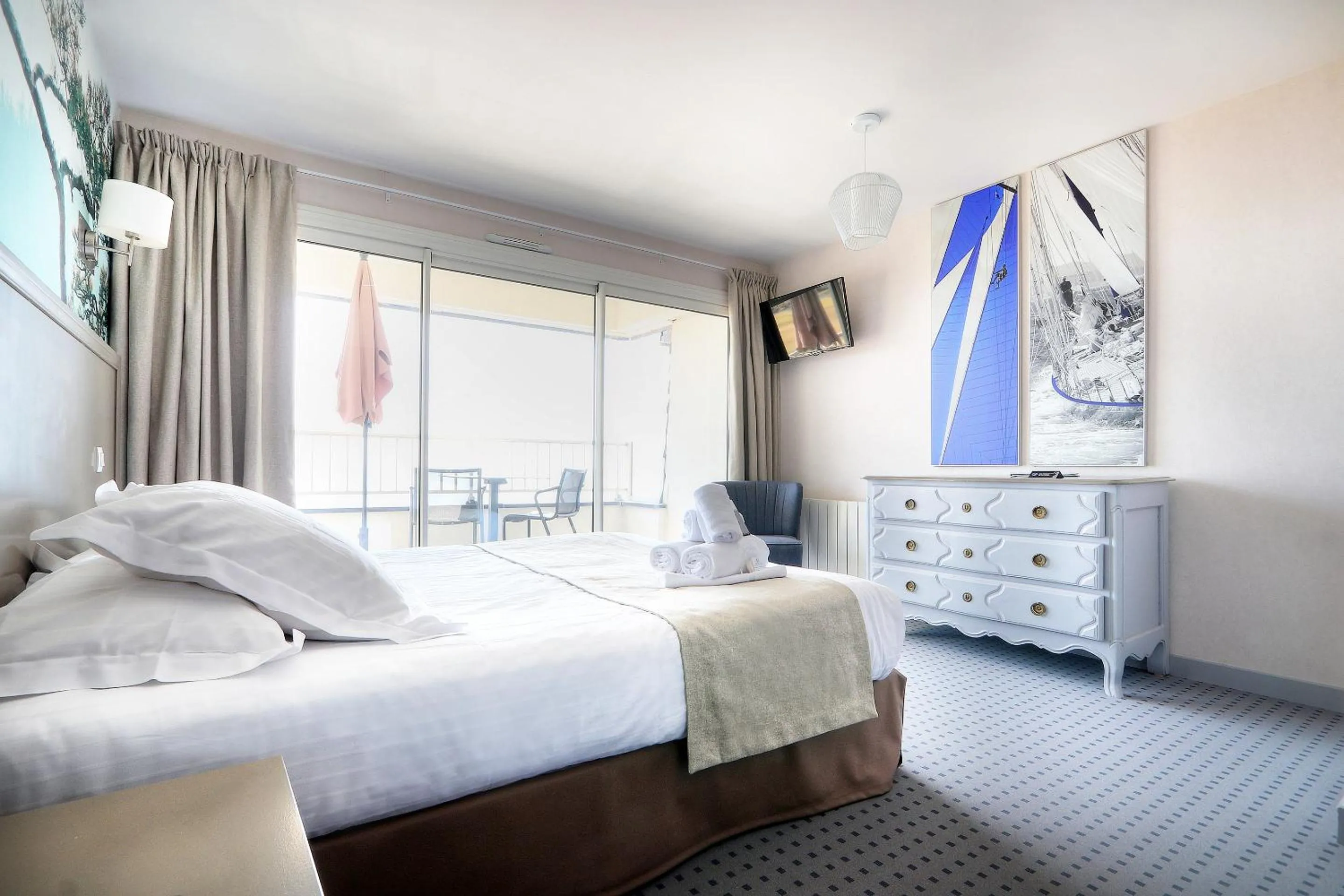 Photo of the whole room, Bed in Hôtel La Petite Sirène Quiberon