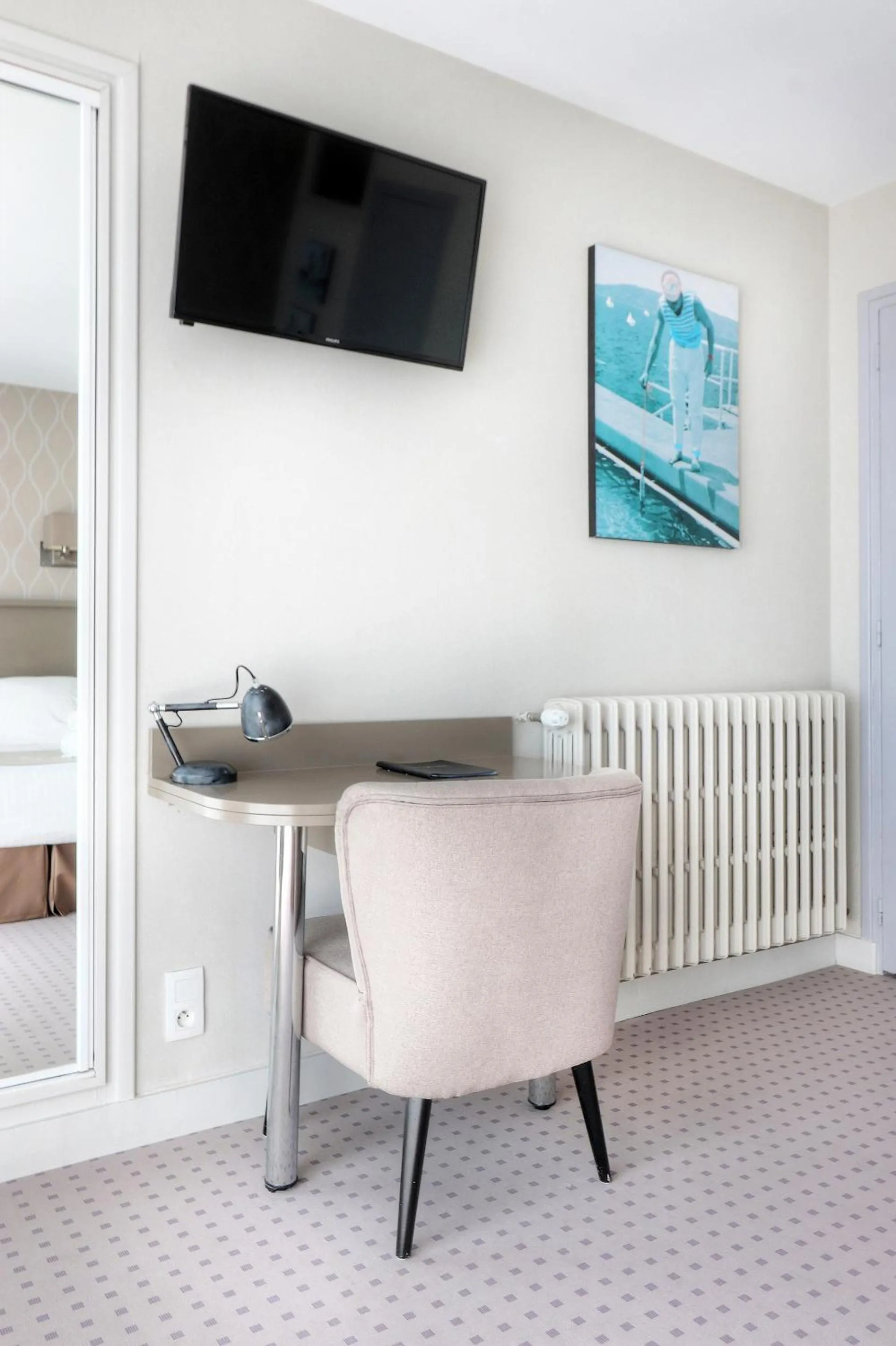 TV and multimedia in Hôtel La Petite Sirène Quiberon