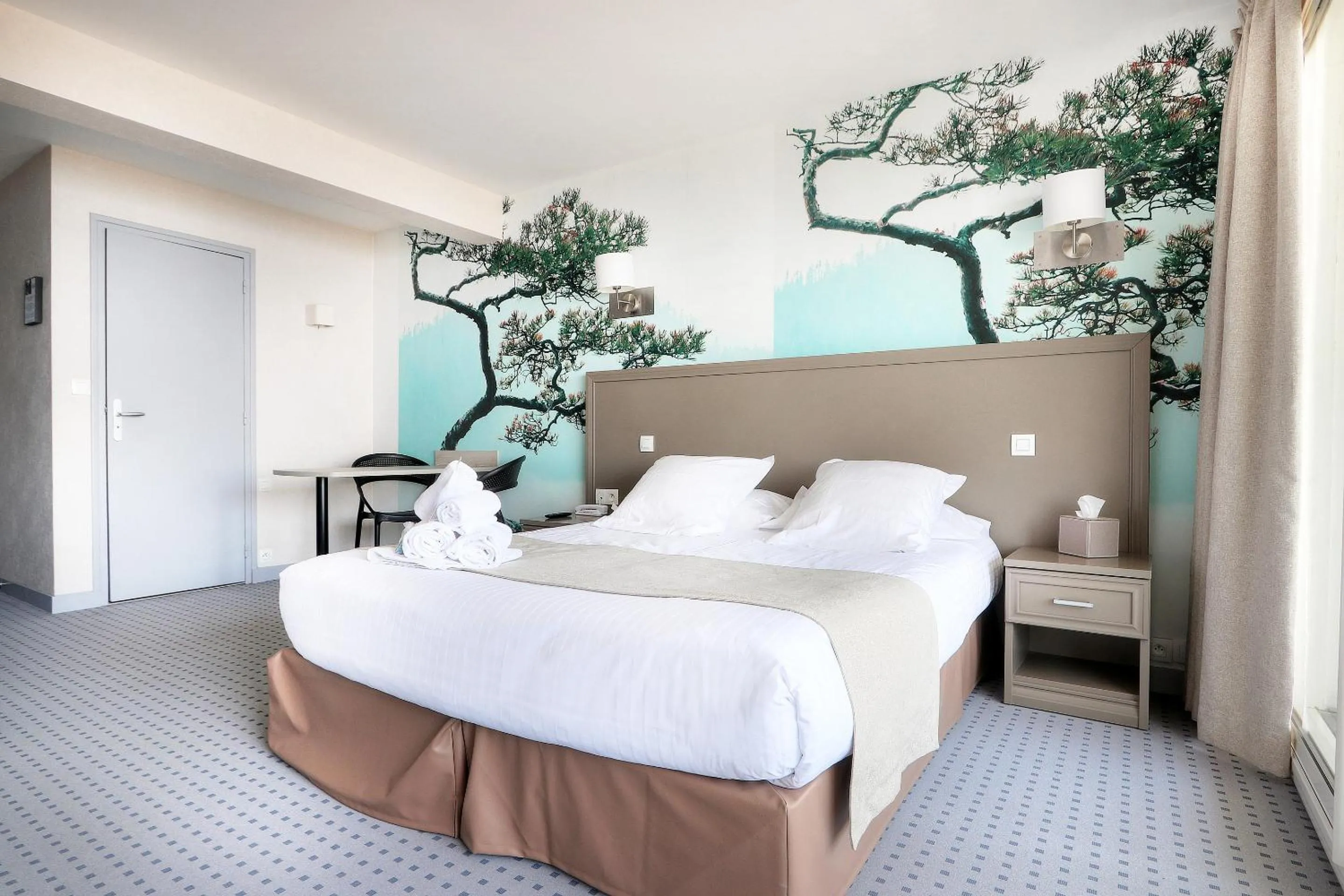Photo of the whole room, Bed in Hôtel La Petite Sirène Quiberon
