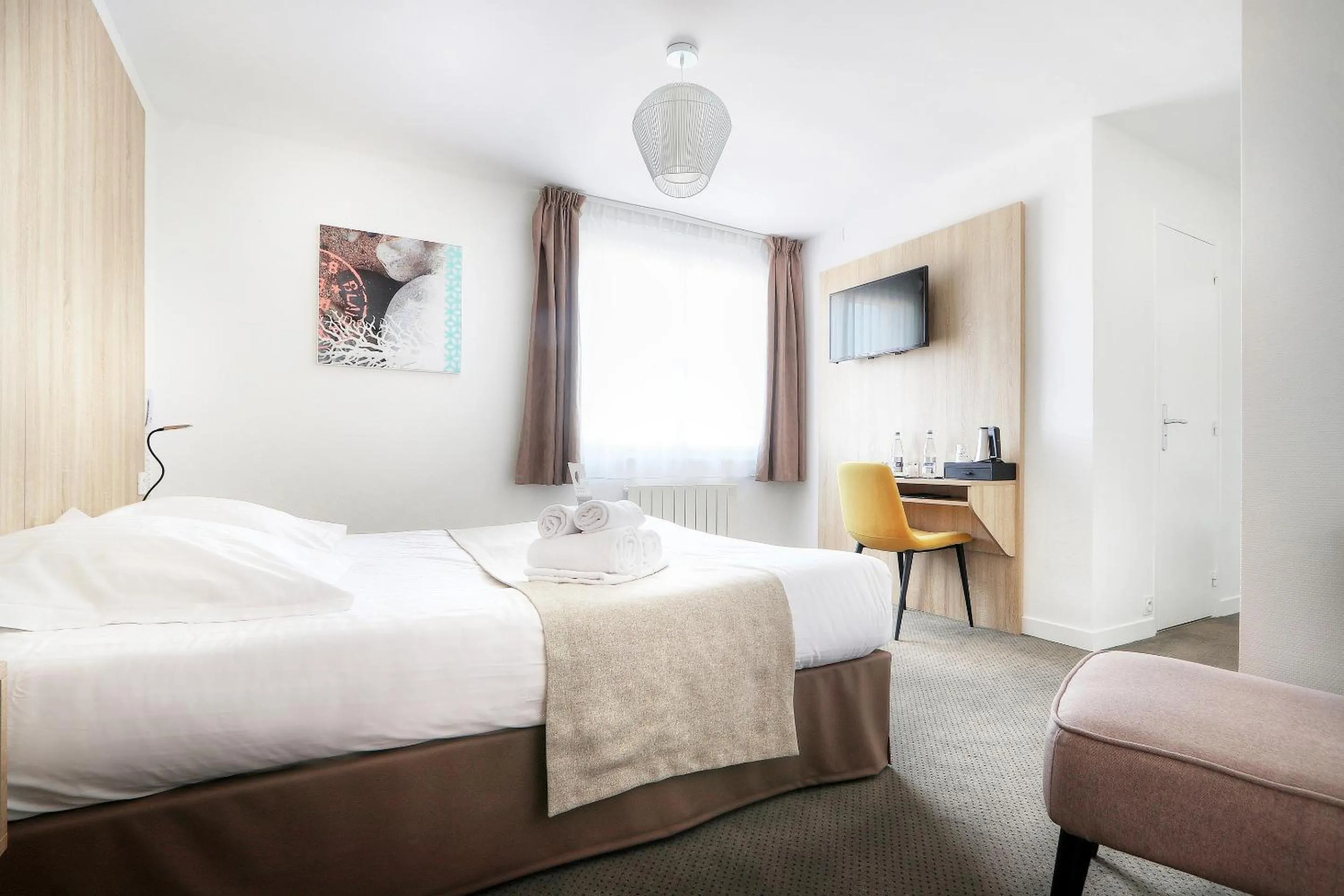 Photo of the whole room, Bed in Hôtel La Petite Sirène Quiberon
