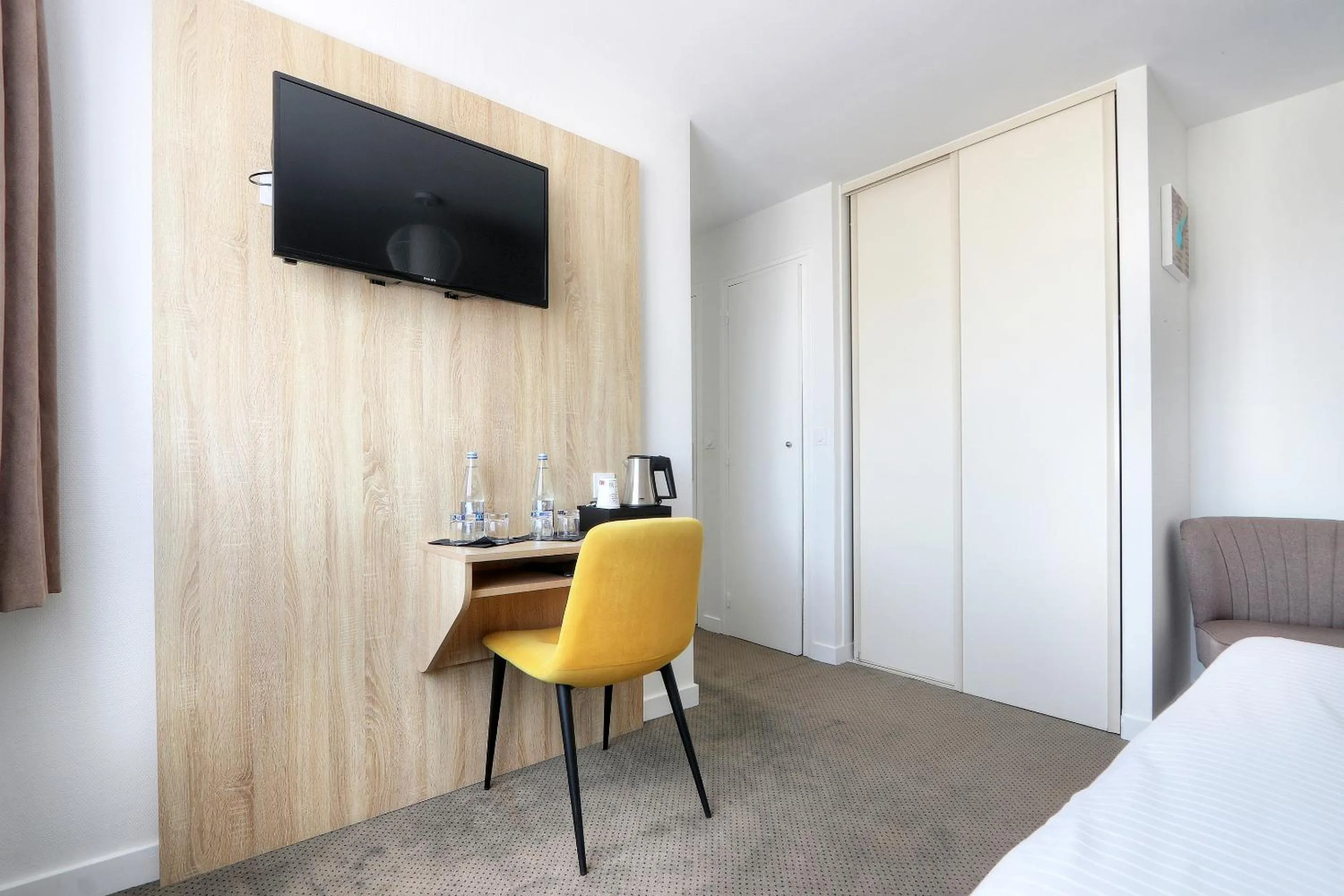 TV and multimedia, Bed in Hôtel La Petite Sirène Quiberon