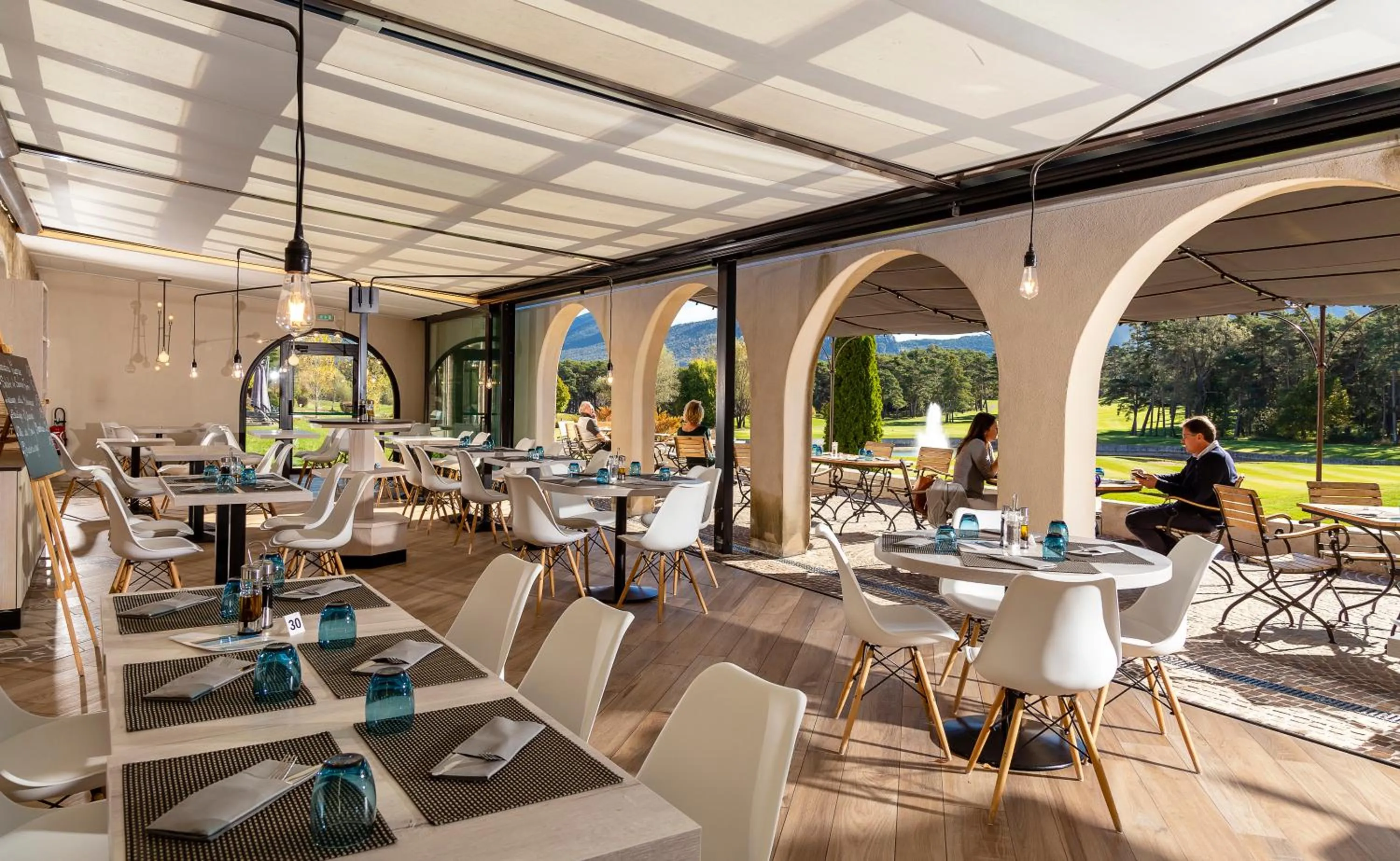 Restaurant/places to eat in Château et Golf De Taulane