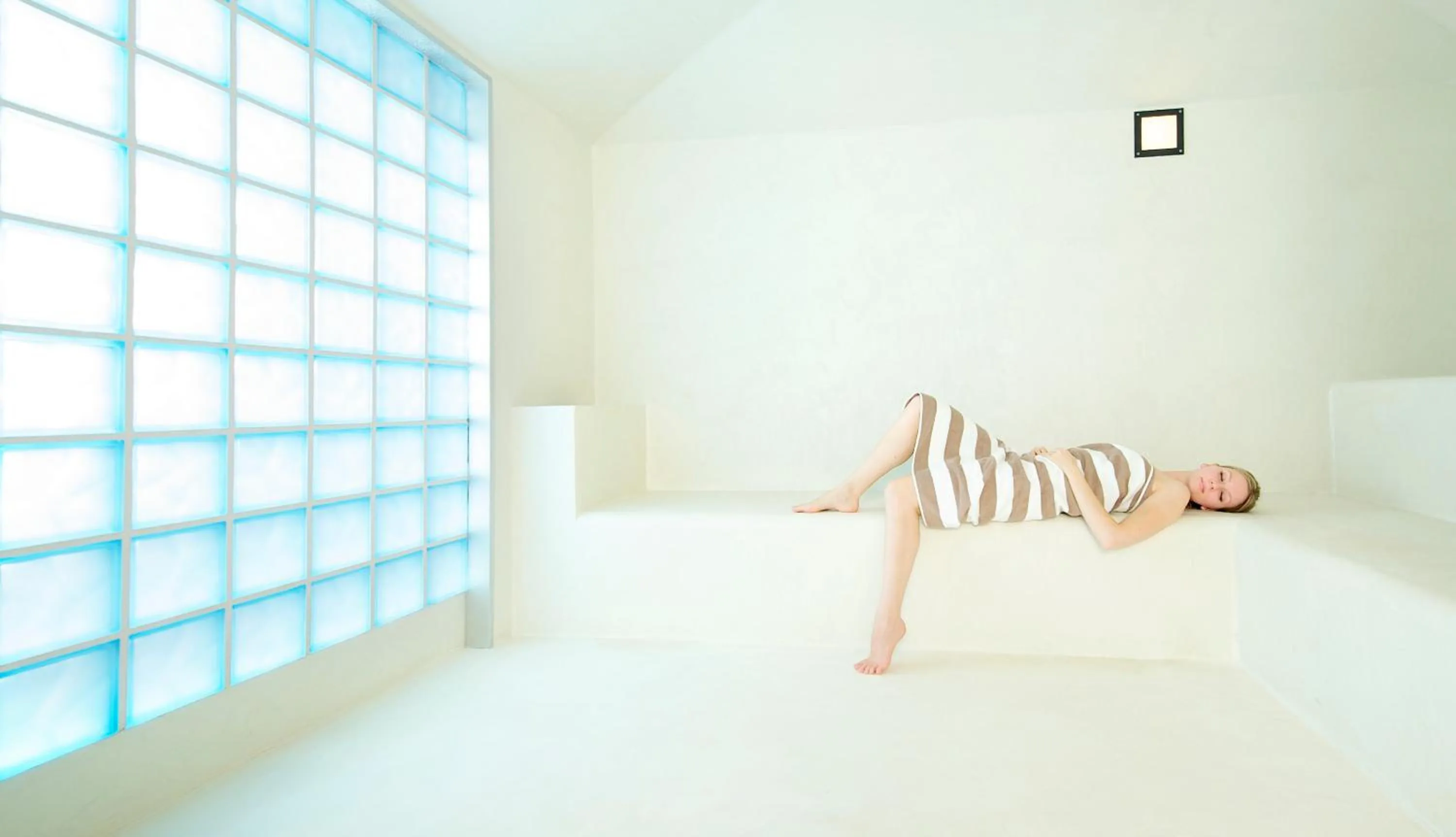 Steam room, Bed in Château et Golf De Taulane