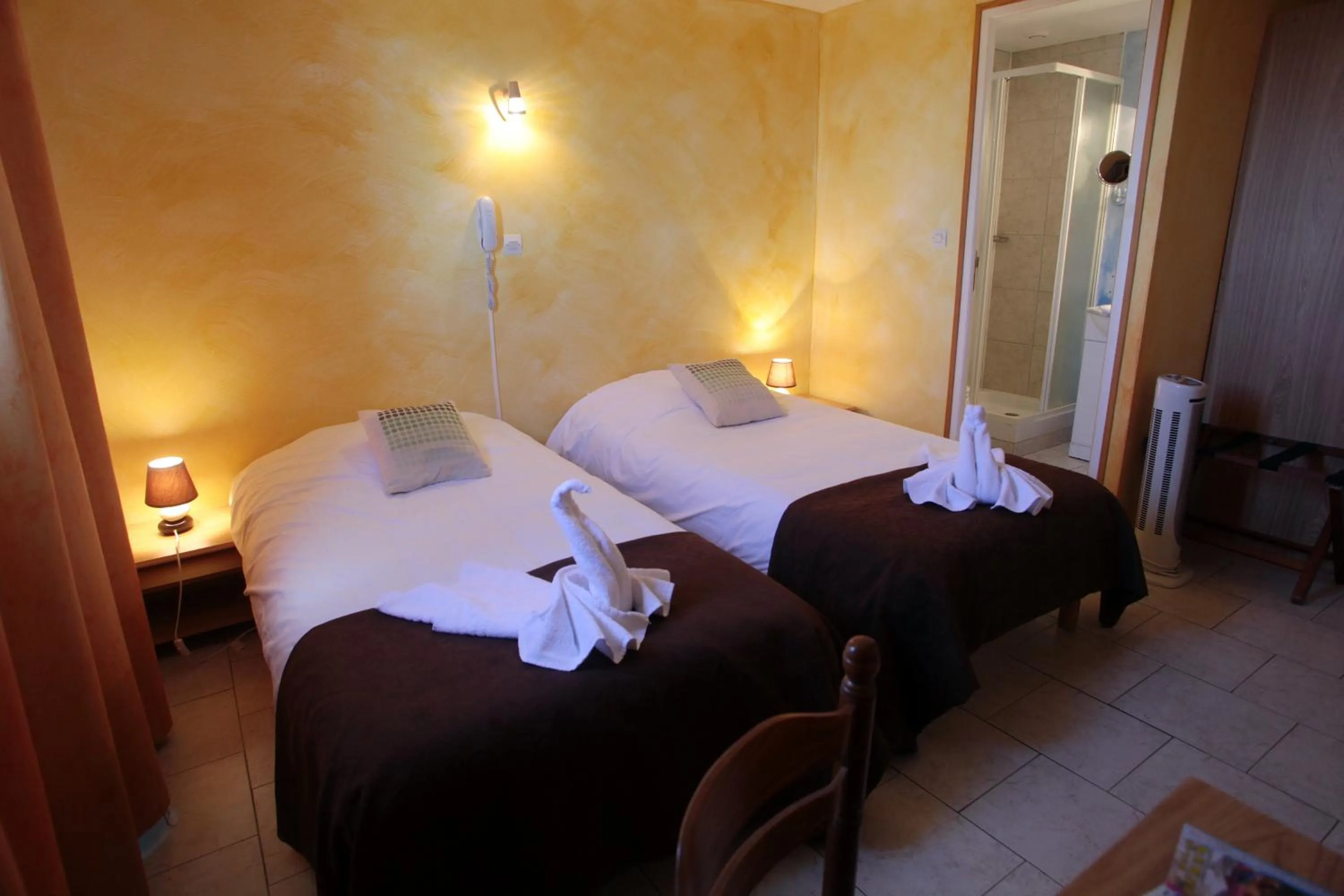 Bed in Logis Hôtel LE PRESSOIR