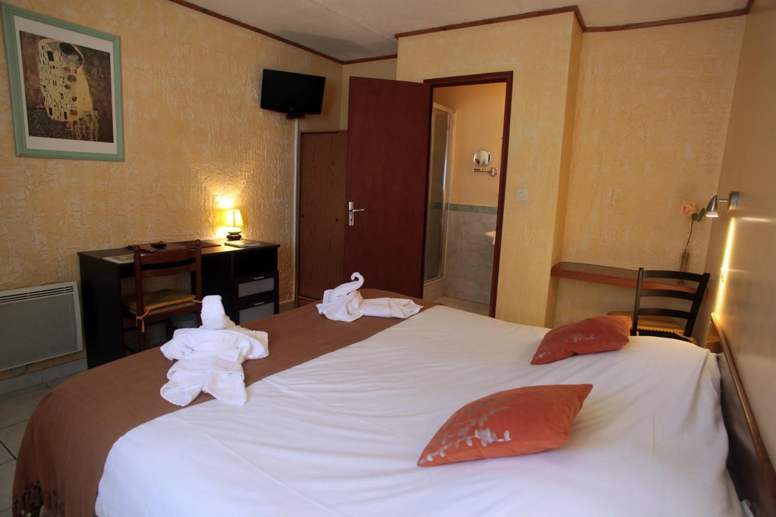 Bed in Logis Hôtel LE PRESSOIR