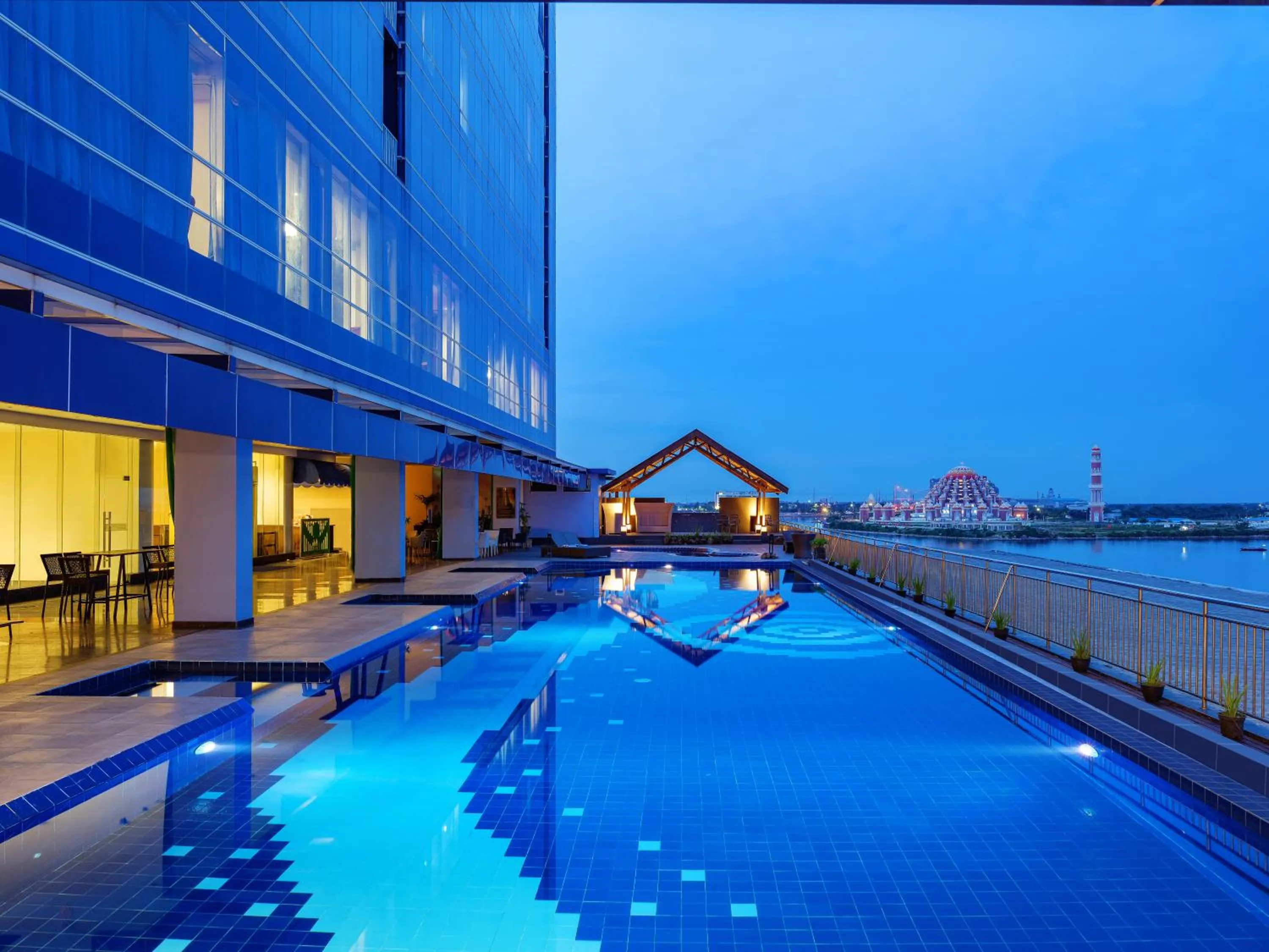 Swimming pool in Swiss-Belhotel Makassar
