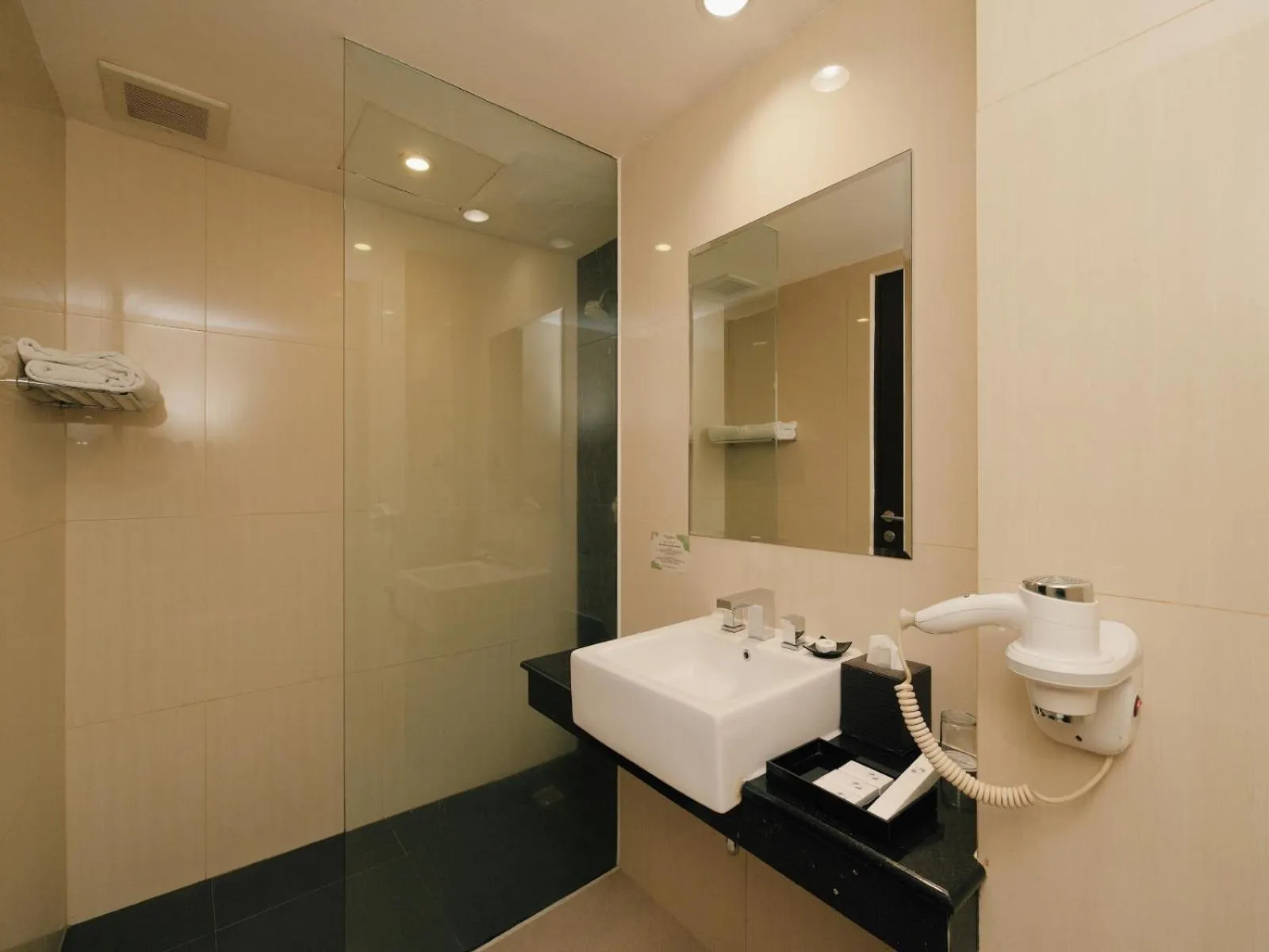 Shower in Swiss-Belhotel Makassar
