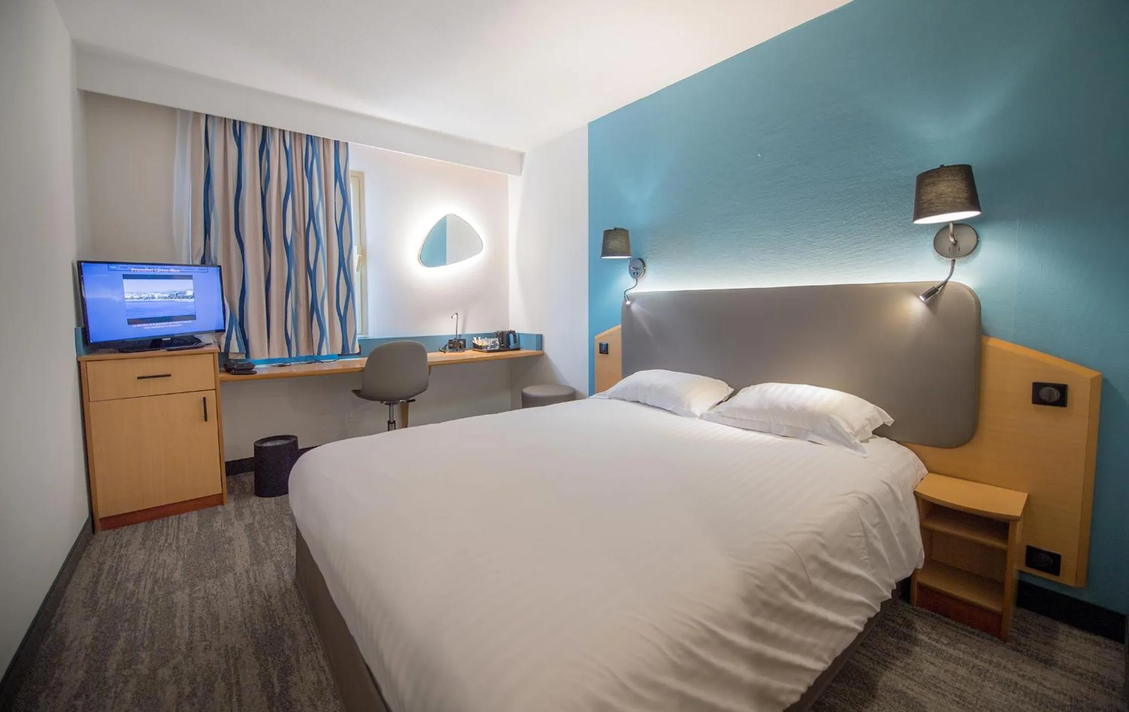 Bedroom, Bed in Promotel