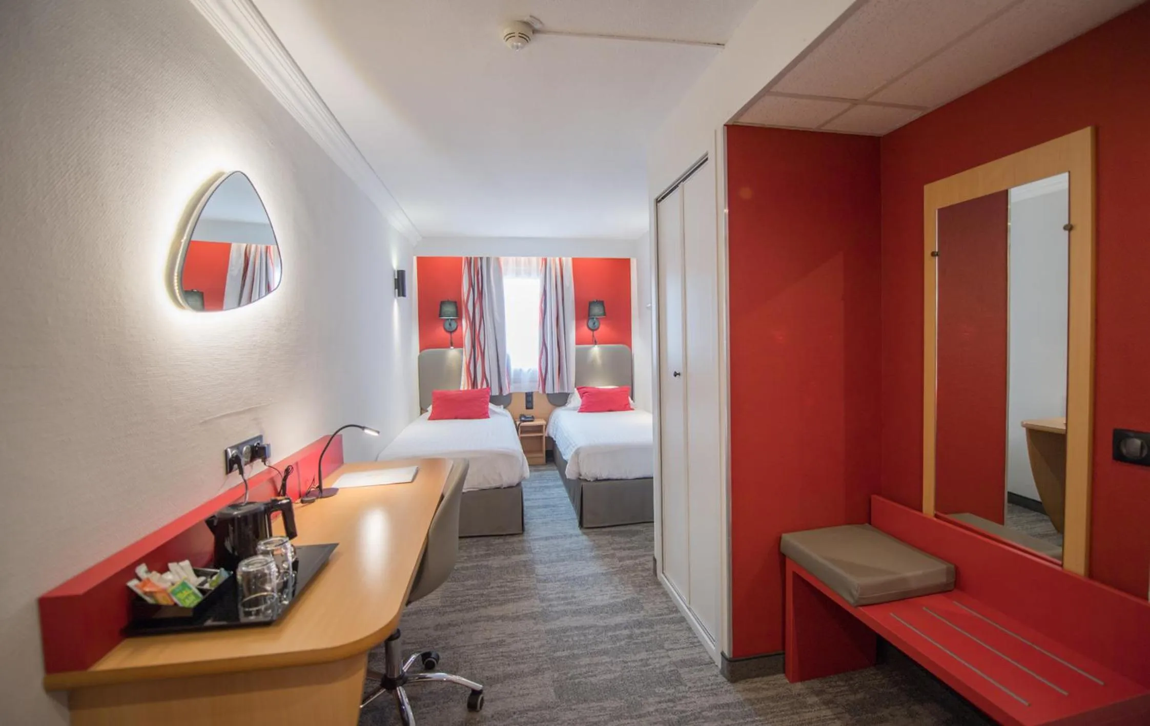 Photo of the whole room, Bed in Promotel