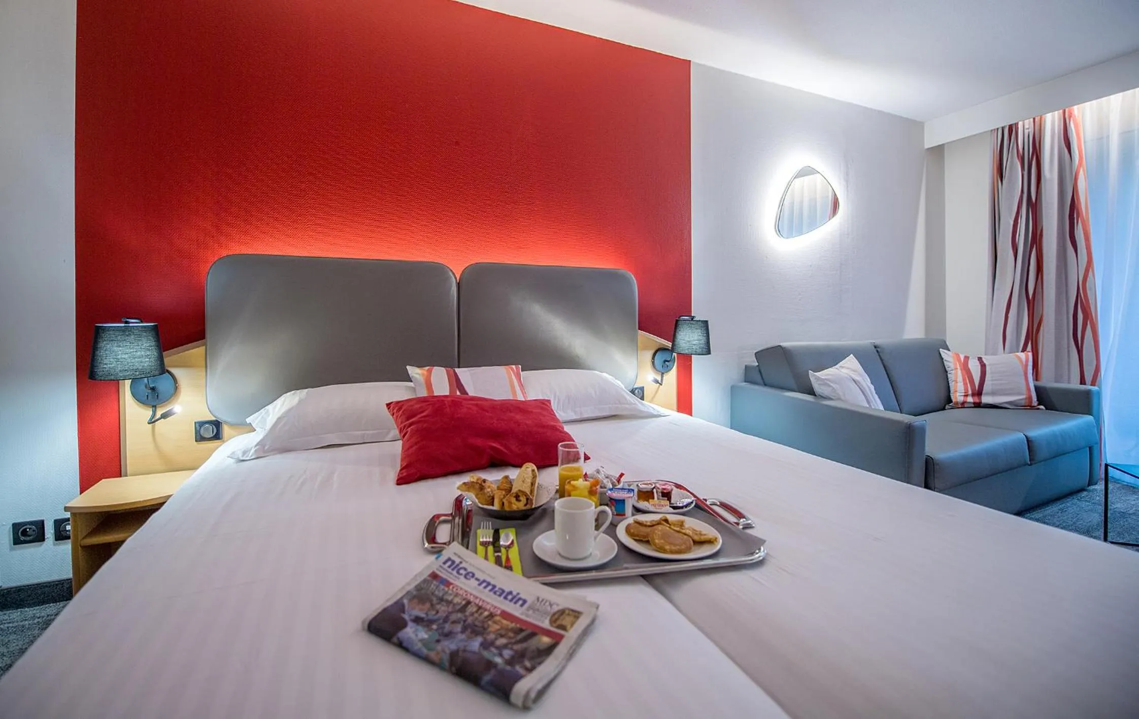 Seating area, Bed in Promotel