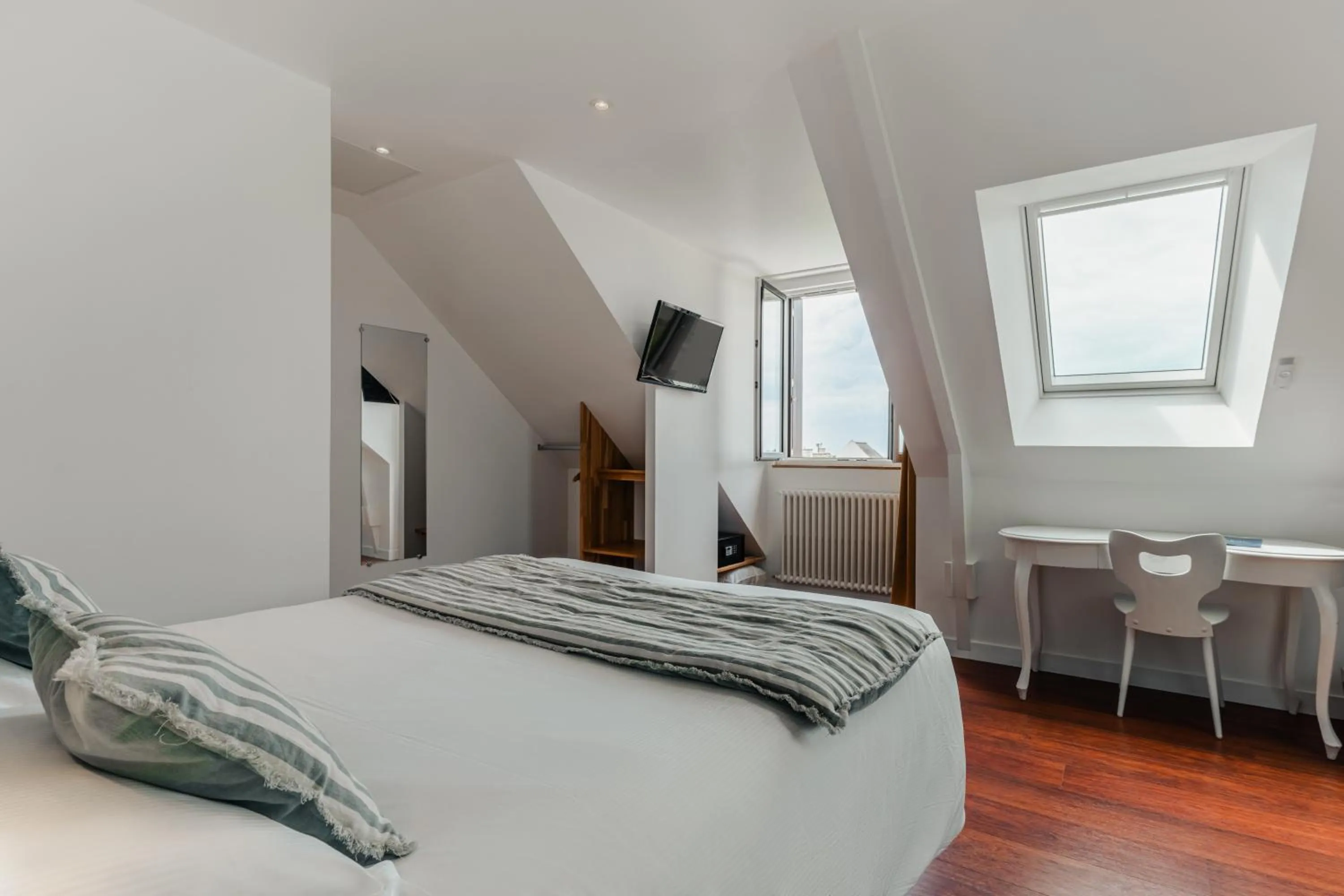 Sea view, Bed in Hôtel Spa De La Citadelle Lorient