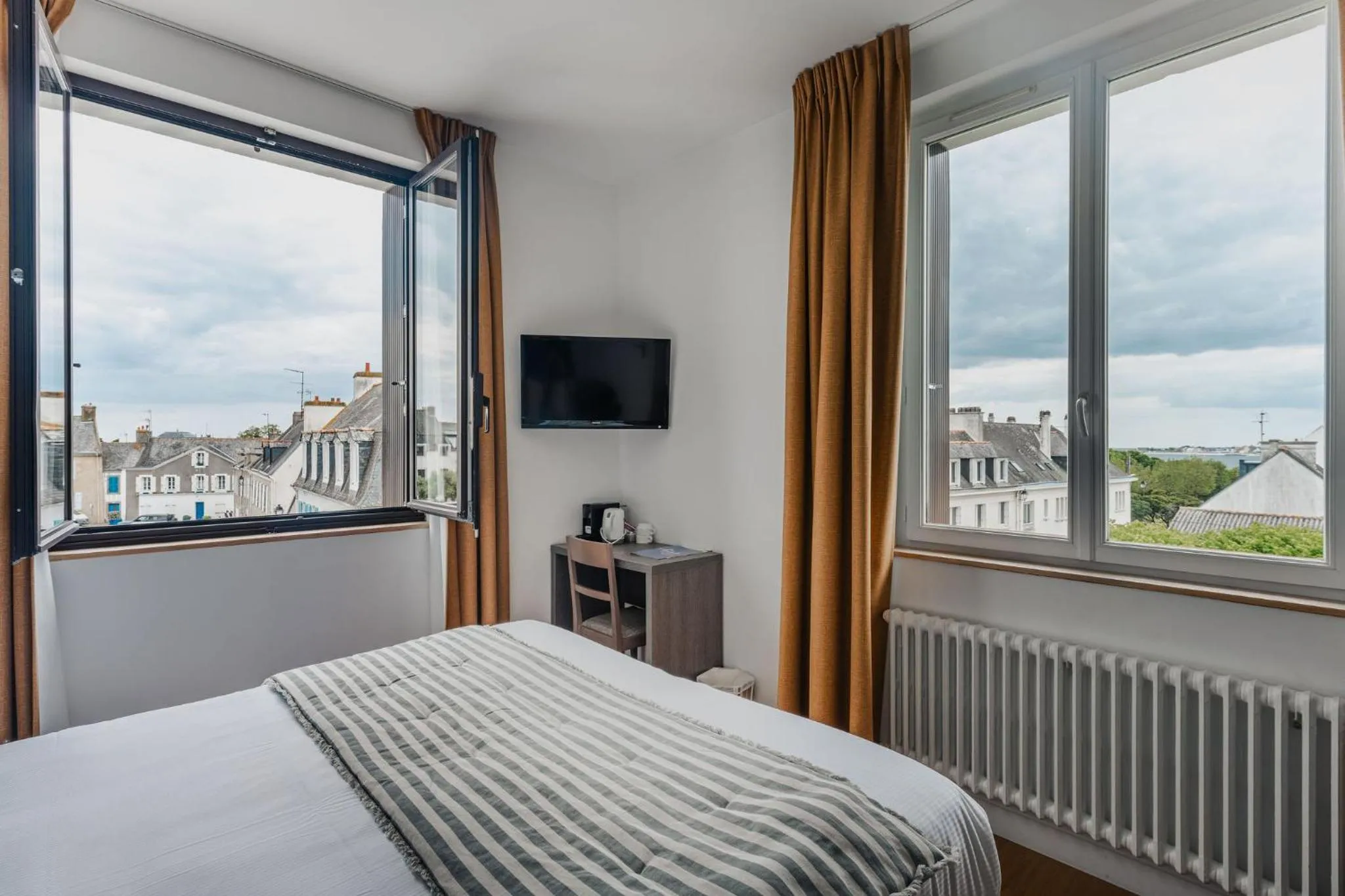 Bed in Hôtel Spa De La Citadelle Lorient