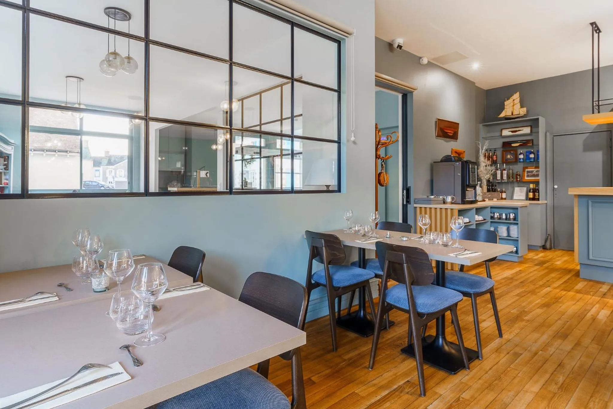 Lounge or bar in Hôtel Spa De La Citadelle Lorient